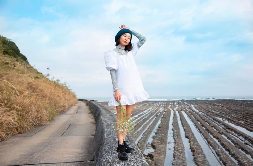 のインスタグラム：「👟 @magarimono_official のスニーカーを宮崎で撮影させて頂きました🌊🪨🌹💙  #宮崎#南国#miyazaki#myzklife#海#夕日 #朝日#海#beach#ビーチ#旅行#田舎暮らし #南国暮らし#ボブ#ショートボブ#古着#シューズ#スニーカー#👟」