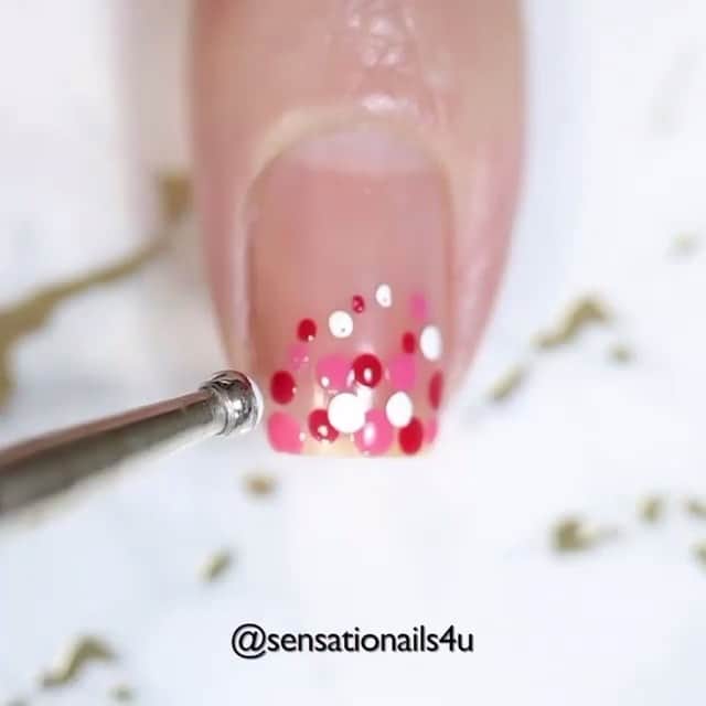 NailsVideosのインスタグラム：「Dots for Valentines Day nails by @sensationails4u 💕❤️」
