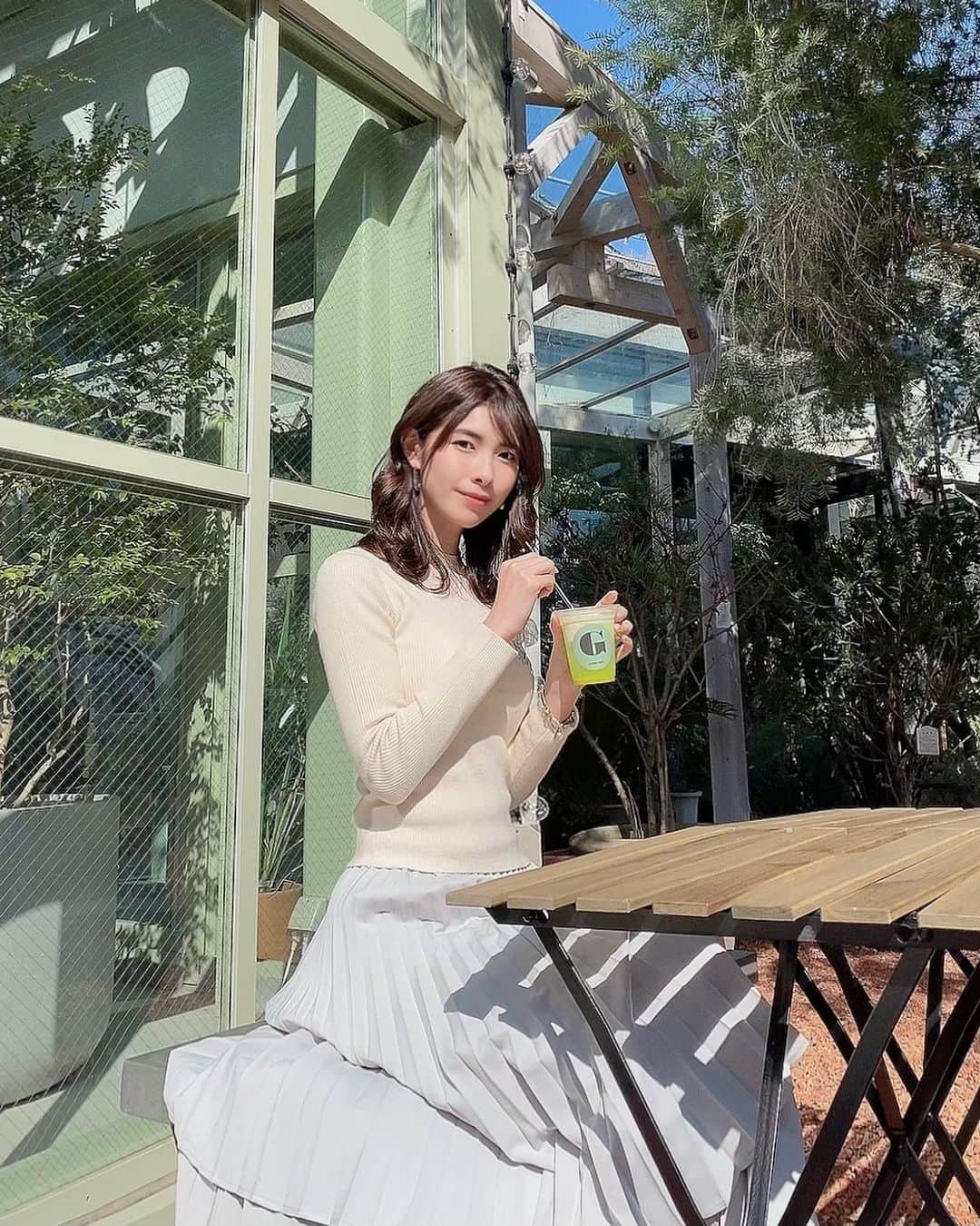 Yuika Matsuさんのインスタグラム写真 - (Yuika MatsuInstagram)「. このかわいい場所はどこでしょう。。♡ . . 正解は、、 . 神戸にある360度緑に囲まれた カルチャー施設 「ミノリヒル」 @minori_hill の 中にあるカフェ🌱 《 GROUNDS 》 @grounds_kobe ✨ . . そのカフェ グラウンズ にアイスを使った 新メニューができたと聞きつけて　 早速遊びに行ってきました🐿 . . 神戸で有名なアイスクリーム屋さん  @harlow_icecream のアイスを贅沢に使った ［オリジナル クリームソーダ🍨 ］ が登場してたのっ✨ . . 全3種類 ＊エスプレッソトニック ＊メロンソーダ ＊さくらソーダ . . 私と友達はそれぞれ エスプレッソトニックとメロンソーダを注文🍈 . . エスプレッソトニックは　 エスプレッソのほろ苦さと濃厚なバニラアイスが ちょうど良い甘さになって、凄く美味しいっ！ . 珍しいのが、エスプレッソを 炭酸で割ってるから後味スッキリとごくごく飲めるの☕︎ . . メロンソーダも濃厚で大変美味♡ 昔からメロンソーダは大好きでした😘 . このクリームソーダは3月末までの 期間限定販売みたいなので、気になった方はぜひ✨ . . カップルやご家族で来られている方も 沢山いらっしゃっいましたよ✌︎ . . 緑に囲まれてて 凄くリフレッシュできる場所❤️ . . お昼もここで食べたんだけど、 何を食べたのかはまた詳しく投稿します！ . . . . . . . #kobe #kitanoclub#キタノクラブ#カフェグラウンズ #ミノリヒル #デートスポット #ホテル北野クラブ #神戸#kobe #神戸カフェ #北野クラブ#女子会#デートスポット関西 #大人デート #北野クラブソラ #MINORIHILL #GLASSHOUSE  #クリームソーダ#エスプレッソトニック#メロンソーダ」2月6日 21時27分 - yuika00802