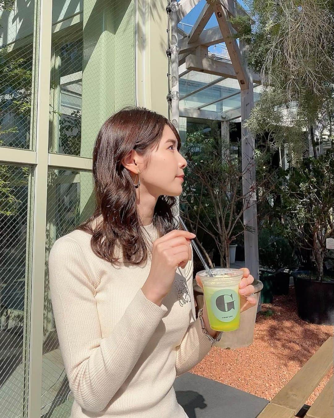 Yuika Matsuさんのインスタグラム写真 - (Yuika MatsuInstagram)「. このかわいい場所はどこでしょう。。♡ . . 正解は、、 . 神戸にある360度緑に囲まれた カルチャー施設 「ミノリヒル」 @minori_hill の 中にあるカフェ🌱 《 GROUNDS 》 @grounds_kobe ✨ . . そのカフェ グラウンズ にアイスを使った 新メニューができたと聞きつけて　 早速遊びに行ってきました🐿 . . 神戸で有名なアイスクリーム屋さん  @harlow_icecream のアイスを贅沢に使った ［オリジナル クリームソーダ🍨 ］ が登場してたのっ✨ . . 全3種類 ＊エスプレッソトニック ＊メロンソーダ ＊さくらソーダ . . 私と友達はそれぞれ エスプレッソトニックとメロンソーダを注文🍈 . . エスプレッソトニックは　 エスプレッソのほろ苦さと濃厚なバニラアイスが ちょうど良い甘さになって、凄く美味しいっ！ . 珍しいのが、エスプレッソを 炭酸で割ってるから後味スッキリとごくごく飲めるの☕︎ . . メロンソーダも濃厚で大変美味♡ 昔からメロンソーダは大好きでした😘 . このクリームソーダは3月末までの 期間限定販売みたいなので、気になった方はぜひ✨ . . カップルやご家族で来られている方も 沢山いらっしゃっいましたよ✌︎ . . 緑に囲まれてて 凄くリフレッシュできる場所❤️ . . お昼もここで食べたんだけど、 何を食べたのかはまた詳しく投稿します！ . . . . . . . #kobe #kitanoclub#キタノクラブ#カフェグラウンズ #ミノリヒル #デートスポット #ホテル北野クラブ #神戸#kobe #神戸カフェ #北野クラブ#女子会#デートスポット関西 #大人デート #北野クラブソラ #MINORIHILL #GLASSHOUSE  #クリームソーダ#エスプレッソトニック#メロンソーダ」2月6日 21時27分 - yuika00802