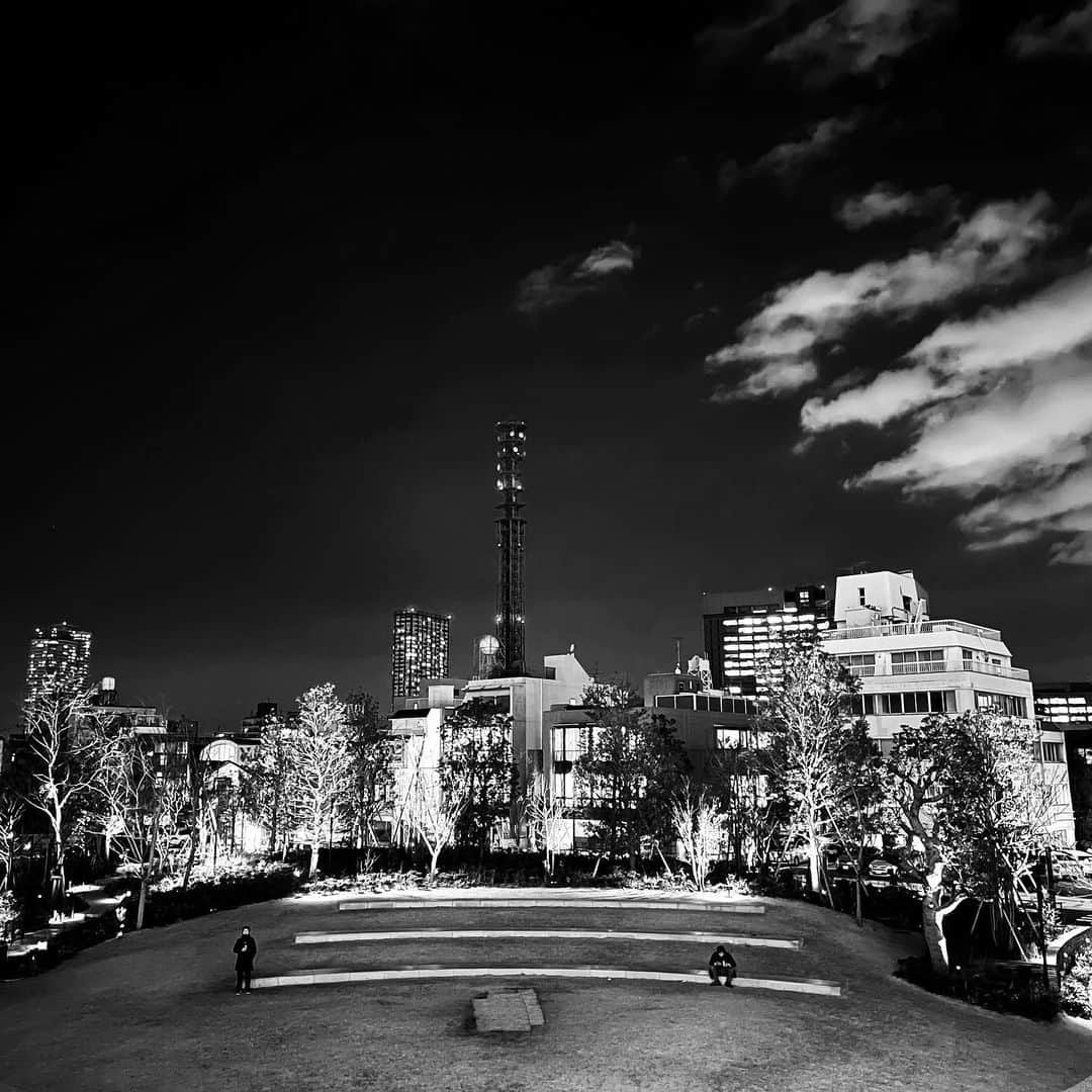 naotakeのインスタグラム：「広場 - A plaza / iPhone 12 Pro Max & Snapseed, 20210207 . . バーガーキングのアップルパイが美味しいことを知る。マックのとはまたちょっと違ううまさ。 . . #spicollective #royalsnappingartists #infamous_family #rsa_main #infinity_photo_cult #jp_gallery_member #jp_gallery_bnw #trb_bnw #wp_bnw  #bnw_life #bnwlife_member #bnw_life_shots #bnw_captures #world_bnw #top_bnw #team_jp_ #team_jp_モノクロ #ig_energy_bw #ig_nihon #streetphotographybnw #igersjp #blackandwhite #bnw #bnwphoto #monochrome #bw #bnwphotography #ShotOniPhone #shotoniphone12promax」