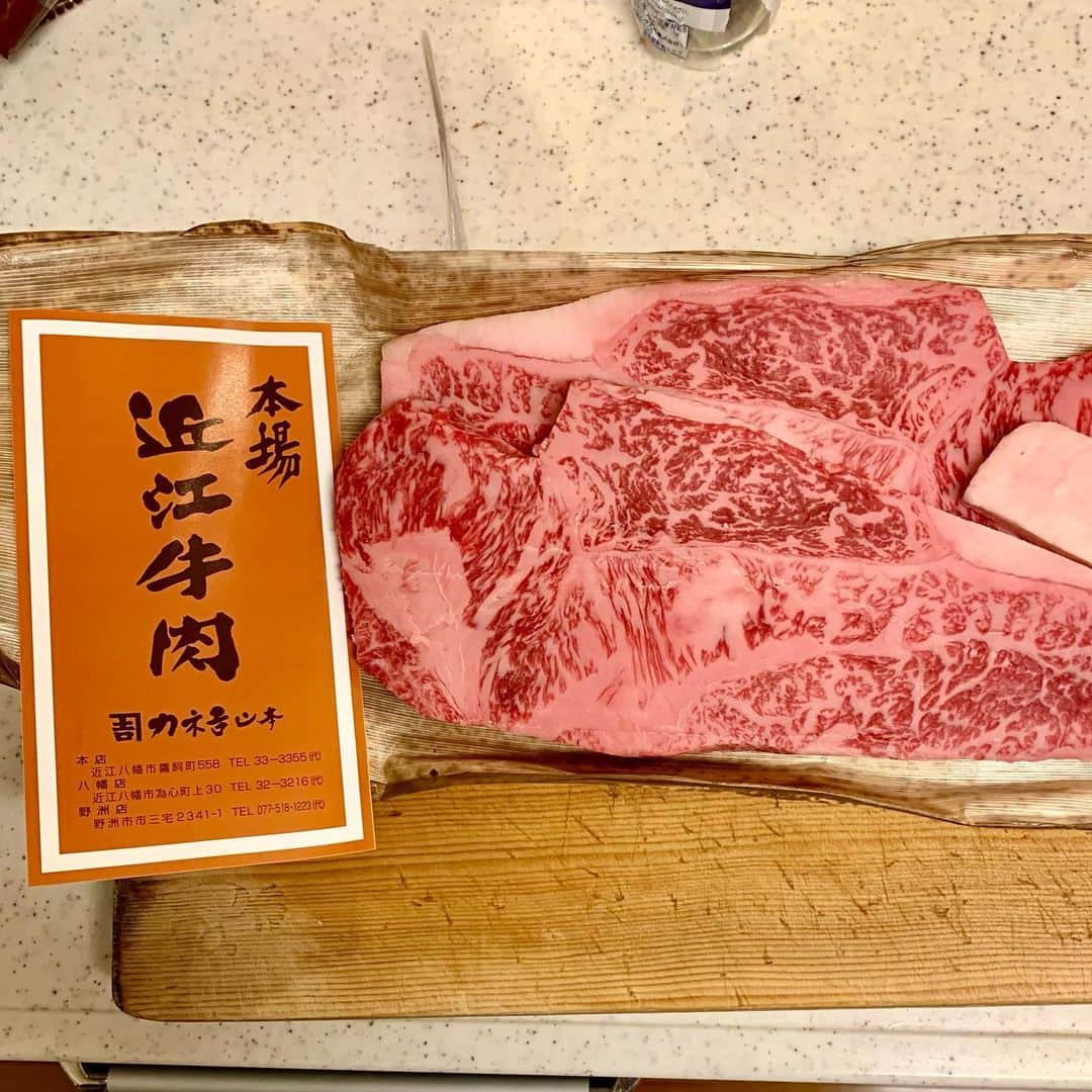 takegaeruのインスタグラム：「今日の晩御飯は初近江牛ステーキ❗️🐂 めちゃウマでした😋  #おうちごはん #近江牛 #カネ吉山本  #サーロインステーキ」