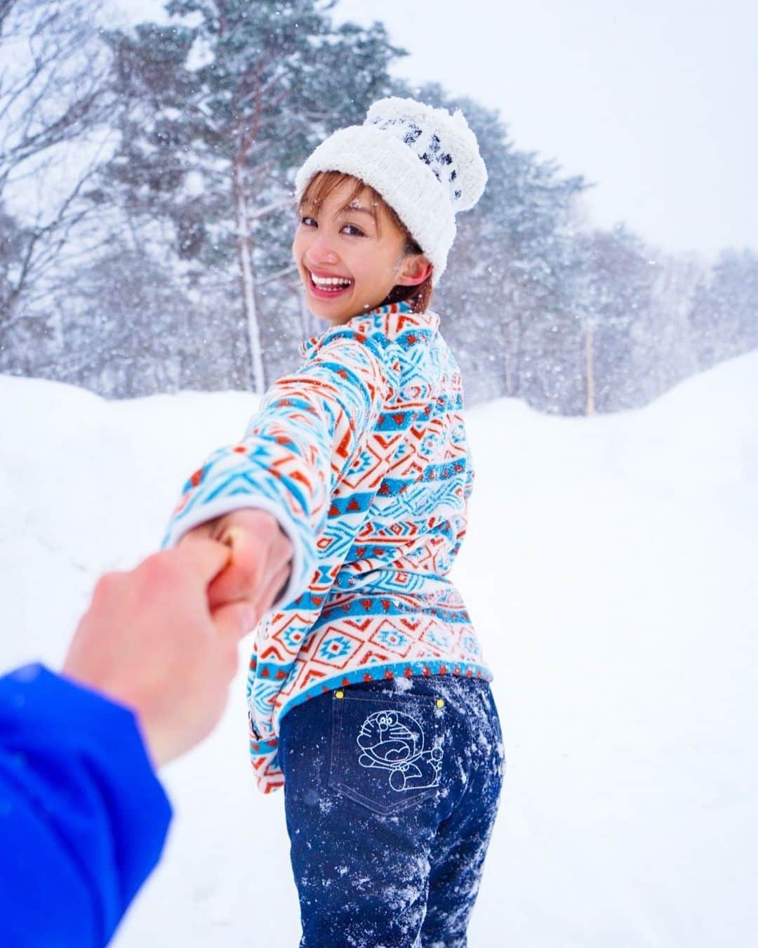 近藤あやさんのインスタグラム写真 - (近藤あやInstagram)「⠀ ⠀ しれっと、ドラえもん☃️❄️🤍 ⠀ #snow #aomori #雪コーデ #150cm #低身長コーデ」2月6日 21時30分 - doraemontoaya