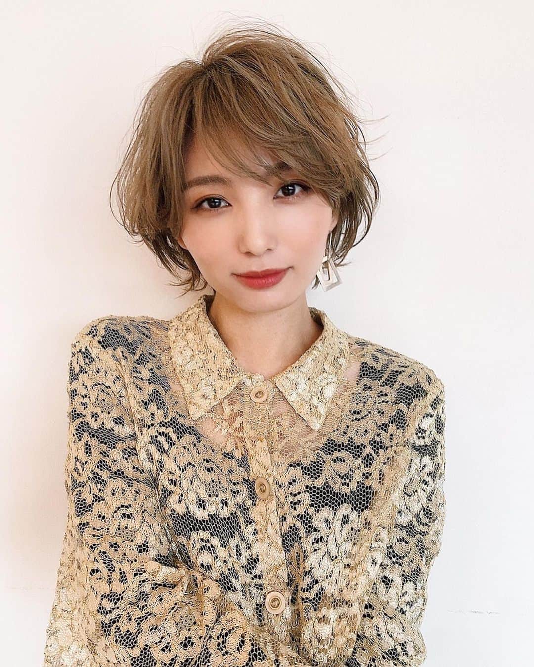 サキのインスタグラム：「. 髪明るくしたからメイクしっかりめ  Eye @bobbibrownjapan #bobbibrown  Lip @maccosmeticsjapan #maccosmetics #パラマウント #ブラウンリップ」