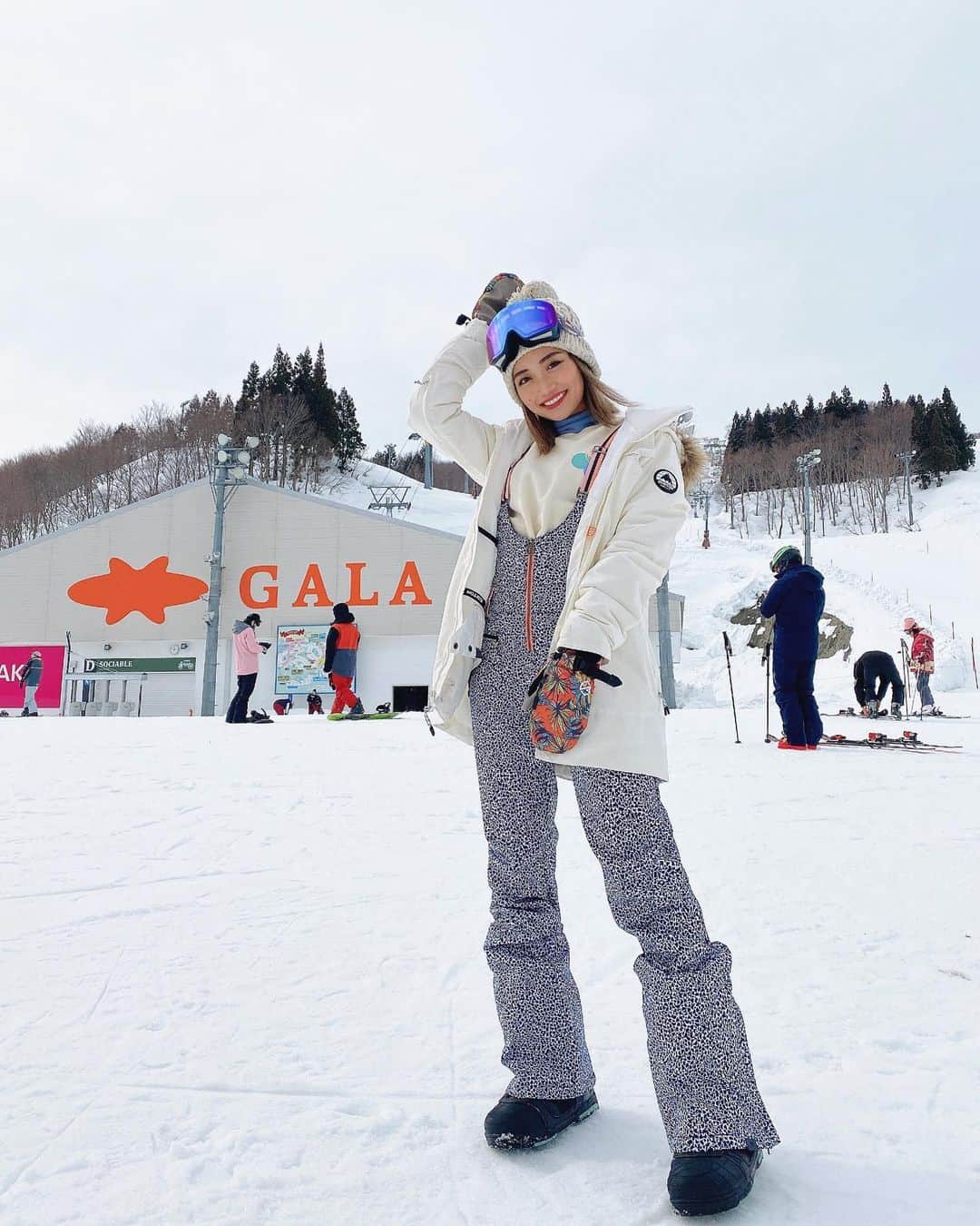 中嶋杏理さんのインスタグラム写真 - (中嶋杏理Instagram)「n e w  w e a r 🏂✨﻿ ﻿ jacket @burtonjapan  pants @roxyjapan  ﻿ パンツの柄最初は派手かなあと思ったけど 豹柄みたいで可愛くてお気に入り💖﻿ パンツに合わせてジャケットはシンプルにした✌🏼﻿ ﻿ 今月も行けたらいいなぁ🥺🔥﻿ ﻿ ﻿ ﻿ .﻿ #winter#snowboarding#snowpeak #roxy#Burton#ski#japinay#gala#ガーラ湯沢 ﻿ #越後湯沢#スノボ#スノボウェア#スノーボード﻿ #スノーボード女子#スノボー女子#ではない」2月6日 21時32分 - anrinakajima