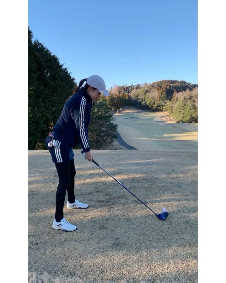 遠藤瞳のインスタグラム：「直したいところばかりだけど🤨 少しずつ飛距離が伸びているような...🥺✨ でも、ブレブレなのでおうちトレーニングも復活させました😂💦 このセットアップは暖かくて楽チンでとてもお気に入り✌️  #ゴルフ #ゴルフ女子 #golf  #instalike #instadaily  #instaphoto #instapicture #instapic #photooftheday #instagood #ig_japan #instagramjapan #instastyle #golfwear #golfstagram #golflife #ゴルフコーデ #ゴルフウエア #ゴルフ好き」