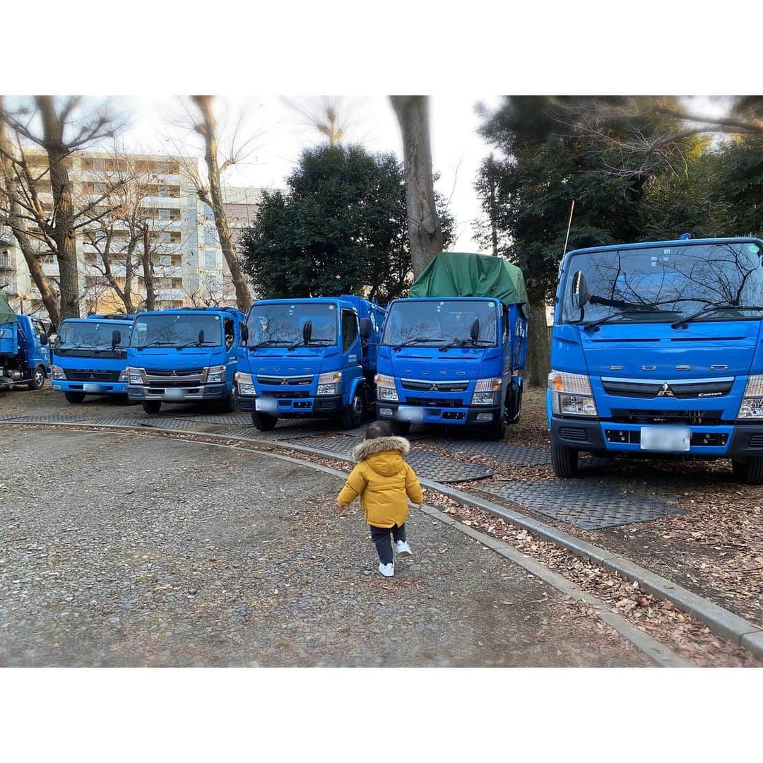 松本蘭のインスタグラム：「#働く車 が大好きな息子にとって #夢のような光景　✨  🚌🚒🚕🚓🚜🚑🚚」