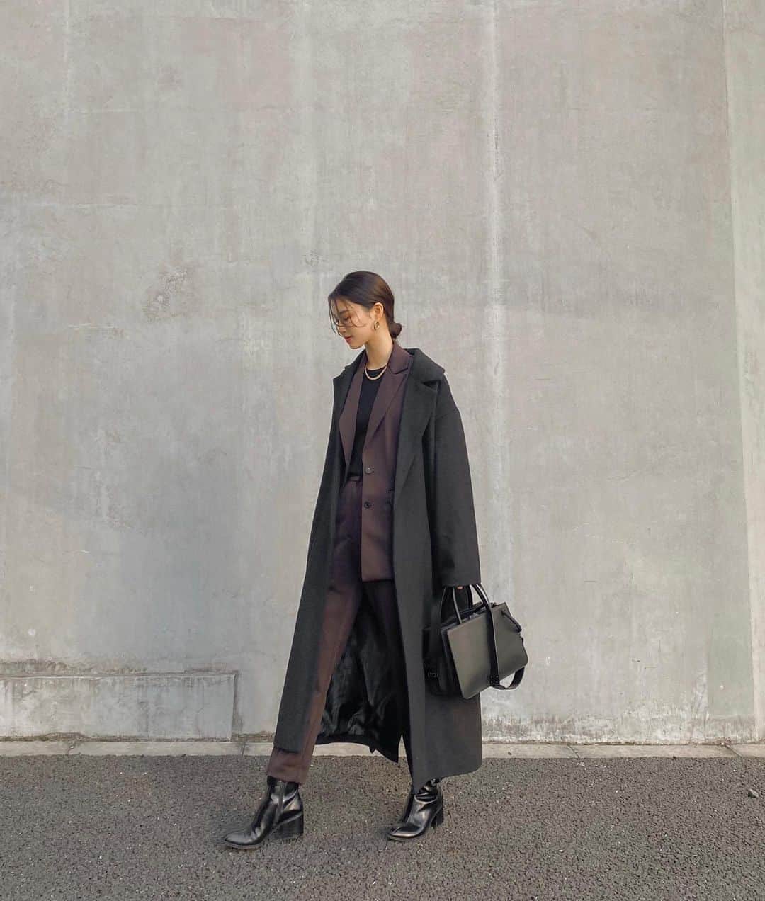 のインスタグラム：「・ ・ Outer × Setup🍫 ・ ・ ダークブラウンのジャージー素材セットアップ✳︎✳︎ まだ単体では寒いからアウターと合わせて✌🏼 🏷 OUTER/SETUP @akte_official  BAG/SHOES @charleskeith_jp  ・ ・ ・ #outfit #ootd  #instafashion #minimalstyle #minimalfashion #classicstyle #simpleoutfit #everydaylook  #コーデ #コーディネート #今日のコーデ #私服  #karen_k_outfit」
