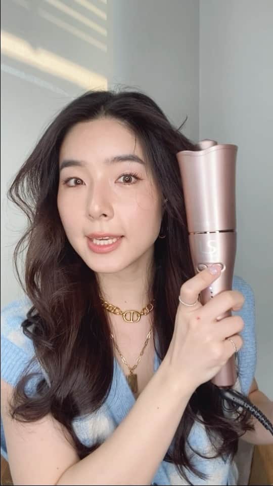 GYEON SEOのインスタグラム：「LESASHA AUTO TWIST HAIR CURLER . เครื่องม้วนผมอัตโนมัติที่ทุกคนต้องมี!!  ไอเท็มใหม่จากเลอซาช่า #ม้วนลอนง่ายไม่ทำร้ายผม มีเทคโนโลยีถนอมเส้นผมด้วยแกนเคลือบทัวร์มาลีนและอาร์แกนออยล์ ปกป้องเส้นผมจากความร้อน ที่สำคัญแกนลื่นผมไม่พันกัน ทำง่ายแค่ไหนมาดูกัน . #LESASHA #MyLESASHA #LESASHAcaresyourhair #ง่ายๆคุณทำได้ #AutoTwistHairCurler #Newitem #WFH @MyLESASHA」
