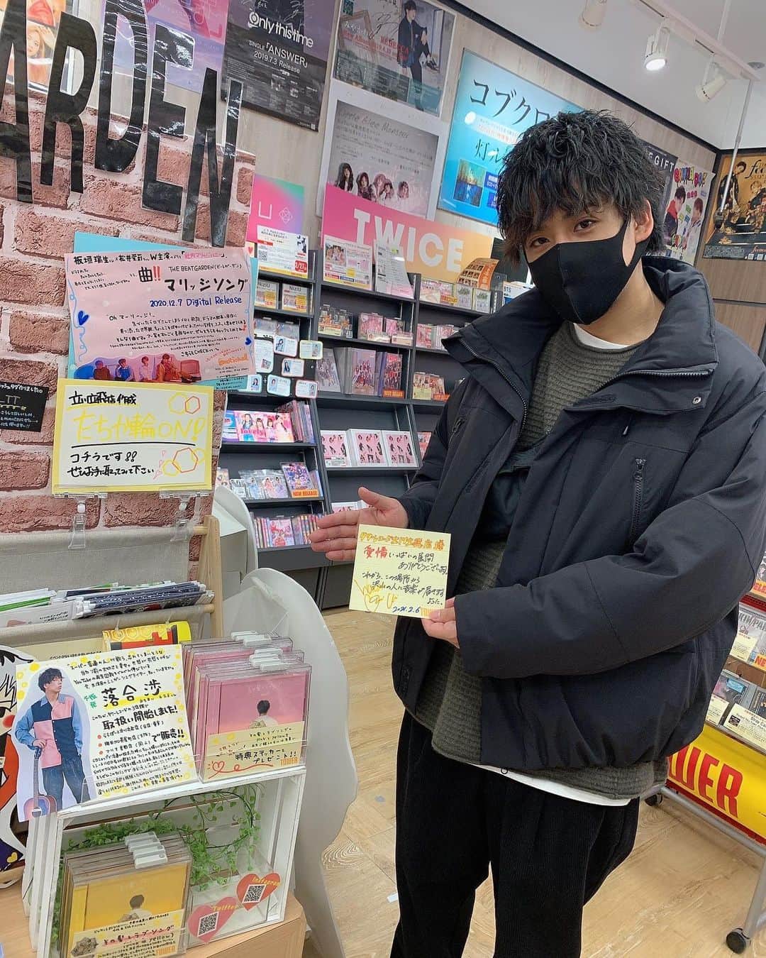 落合渉のインスタグラム：「今日はタワレコ立川立飛店へご挨拶に行ってきました💐﻿ 本当に温かいスタッフさんばかりで、初のCDショップ流通がこのお店で良かったなって思いました。﻿ ﻿ そして、梅田NU茶屋町店・岡山アリオ倉敷店も今日から発売開始‼️﻿ こんなに愛のある展開をして下さって嬉しすぎます🥺﻿ ﻿ 早速沢山の人がCDを手にとってくれていて幸せすぎます。この場所からもっと音楽が届きますように。﻿ ﻿ 音楽人生で初めてCDショップに自分の音楽が並びます。本当に感慨深いです。﻿ みんなと一緒にたどり着いた場所だと思ってます。﻿ だからこそみんなにも店頭で一目見てほしい。﻿ ﻿ 宜しくお願いします！！」