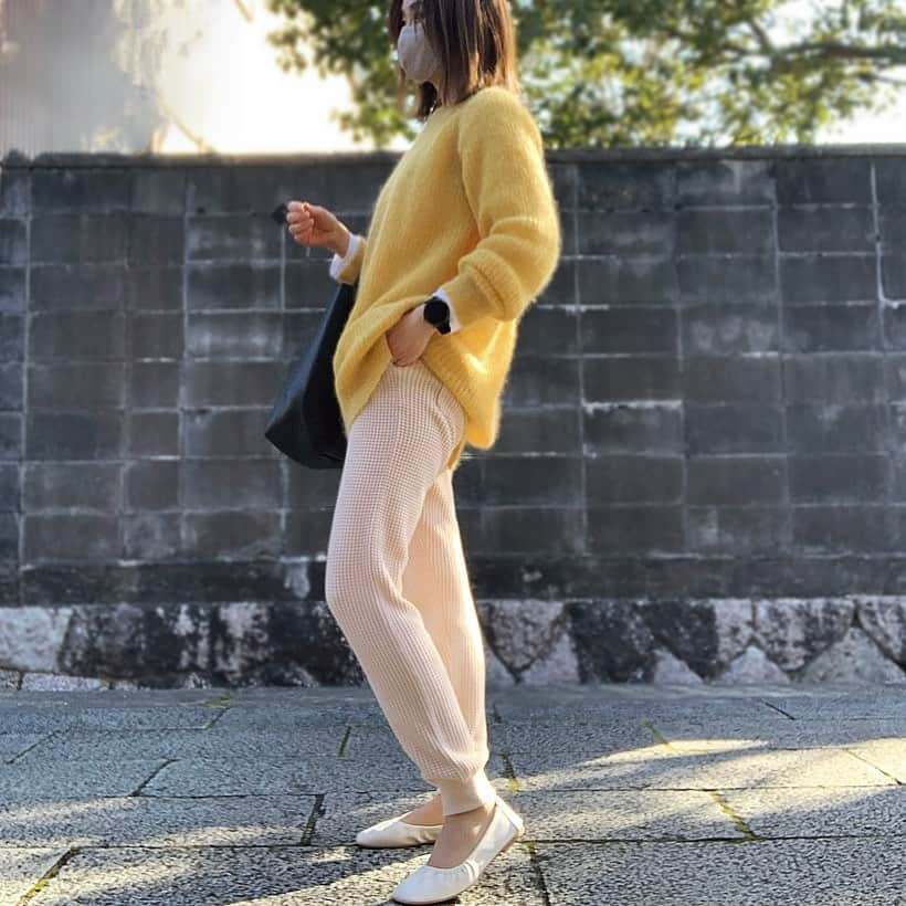 ree_mstorynさんのインスタグラム写真 - (ree_mstorynInstagram)「#coordinate  今日は 息子を入試に送り出して 春のワクワクのMTGへ すぐに脱線してしまう 楽しい時間 ・ @gu_global の #ギャザーシフォンフラットシューズ 楽チンカワイイ♡ ・ ・ #ootd #outfit #ootd_kob #locari #イエローコーデ #ミモザカラー #イエローニット #journalstandard #ニットパンツ #frayid #ギャザーシフォンフラットシューズ #gu #プチプラ #大人カジュアル #vsco #vscam」2月6日 21時36分 - ree_mstoryn