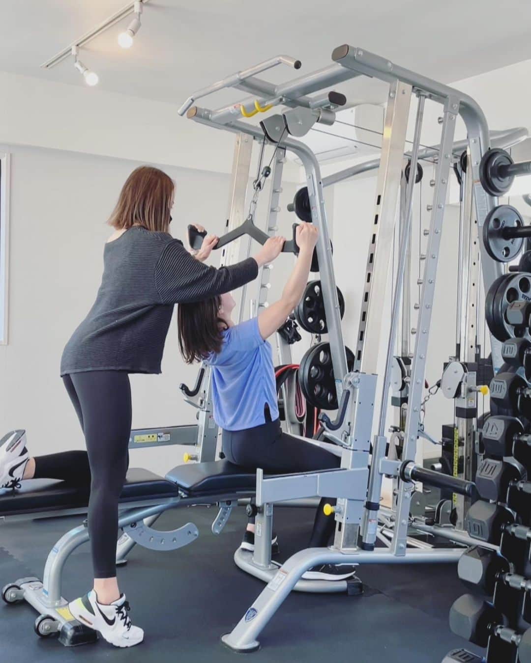川戸沙羅のインスタグラム：「平日お仕事が忙しい方は土日の休みを利用してトレーニング🏋🏼‍♀️  🌱過ごしたた1日の質が上がる 🌱身体の質が上がる 🌱睡眠の質が上がる  アクティブなお客様に私も刺激を頂いています🌞  #workout #workoutmotivation  #fitness #fitnessmotivation  #fitgirl #筋トレ #筋トレ女子 #筋トレダイエット」