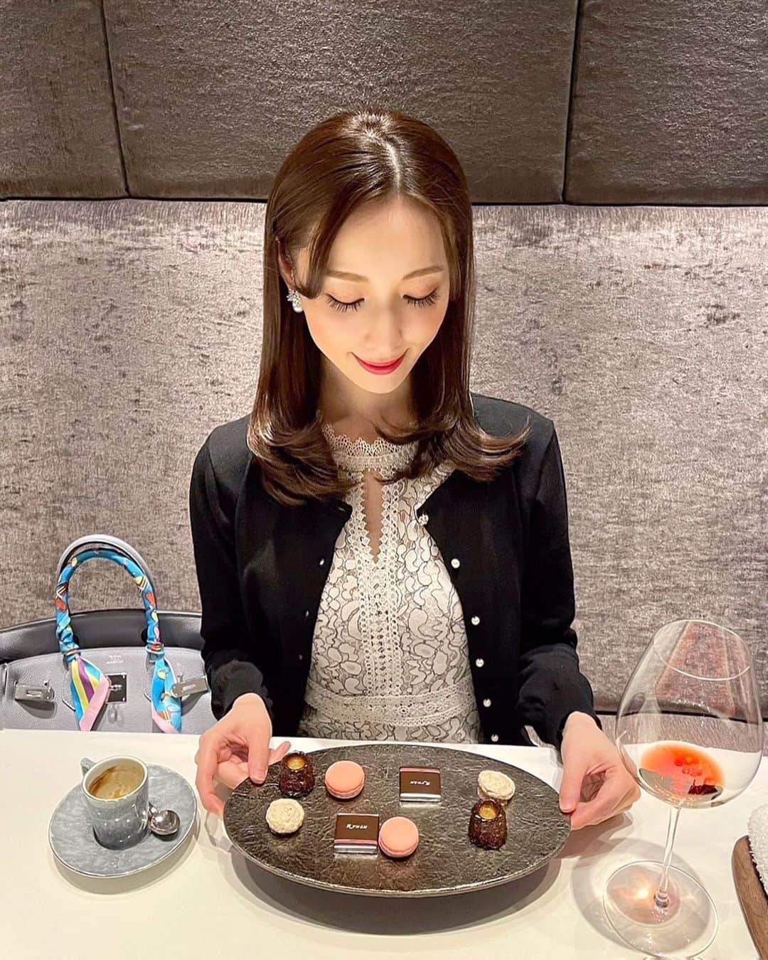 瀬戸早妃のインスタグラム：「季節の変わり目みなさまいかがお過ごしですか？☕️✨ 先日は、mon trésorのHappy Bagに本当にたくさんの方がオーダーして下さり、感謝の気持ちでいっぱいです💕 . 常連のお客様をはじめ、今回初めてmon trésorをご利用頂いた方からも本当に温かいメッセージ💌をいただき嬉しかったです😢✨ . これからも、みなさまに素敵なアイテムをお届けできるよう精進してまいります♫ . こちらのワンピースは、mon trésor大人気のレースワンピースです♫ 胸元のカッティングデザインが綺麗で、私も愛用しています👗💕 . 在庫限りのものもございますので、 気になる物が見つかりましたらお早めにオーダーして頂けますと幸いです♪ 宜しくお願いします💛 @montresorsaki  . #montresor #cordinate #大人可愛いコーデ #大人可愛い #レースワンピース #観劇コーデ」