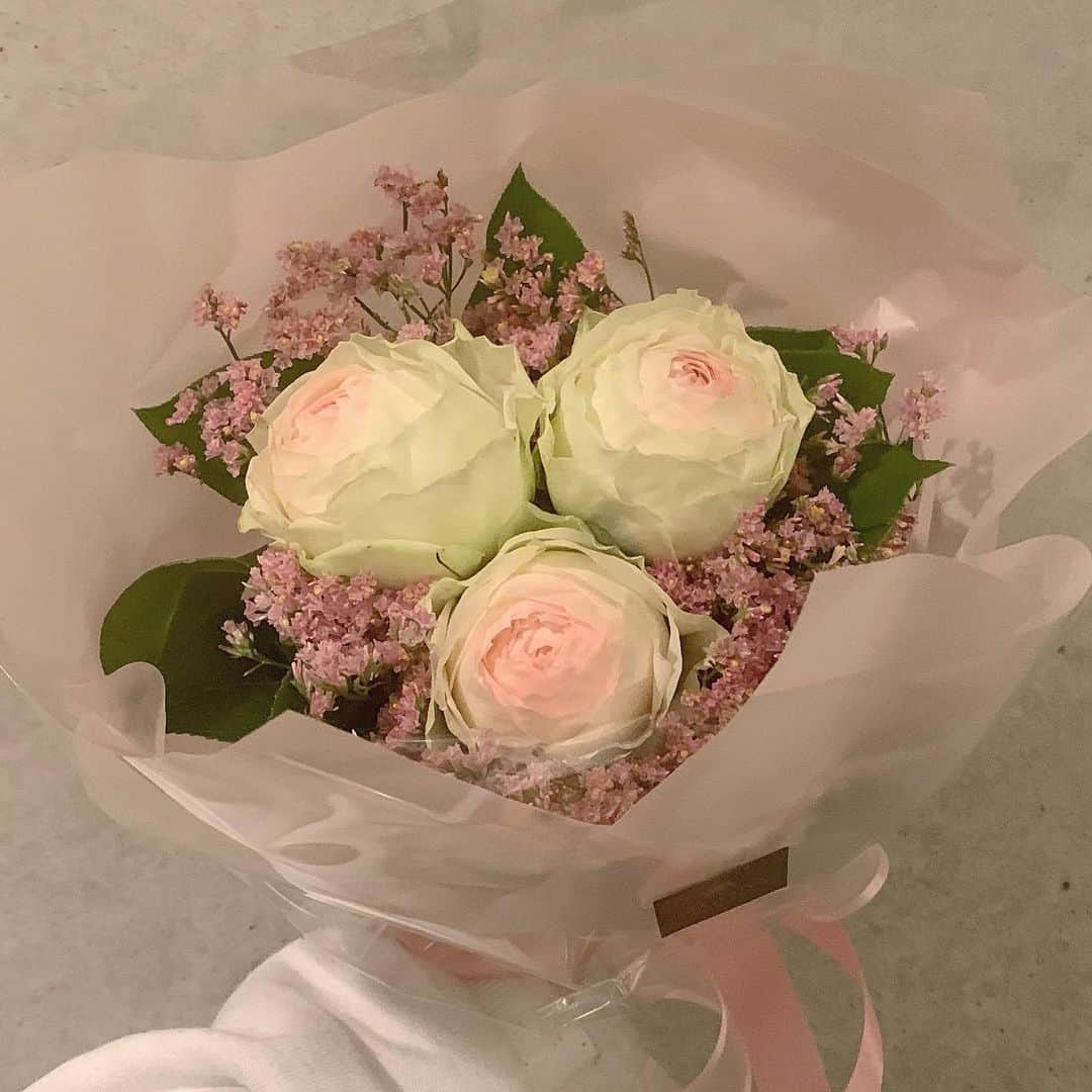 中西結梨花のインスタグラム：「30歳になりました💐 これからも愛を持ってゆるりと楽しく🪐 よろしくお願いします🧸」