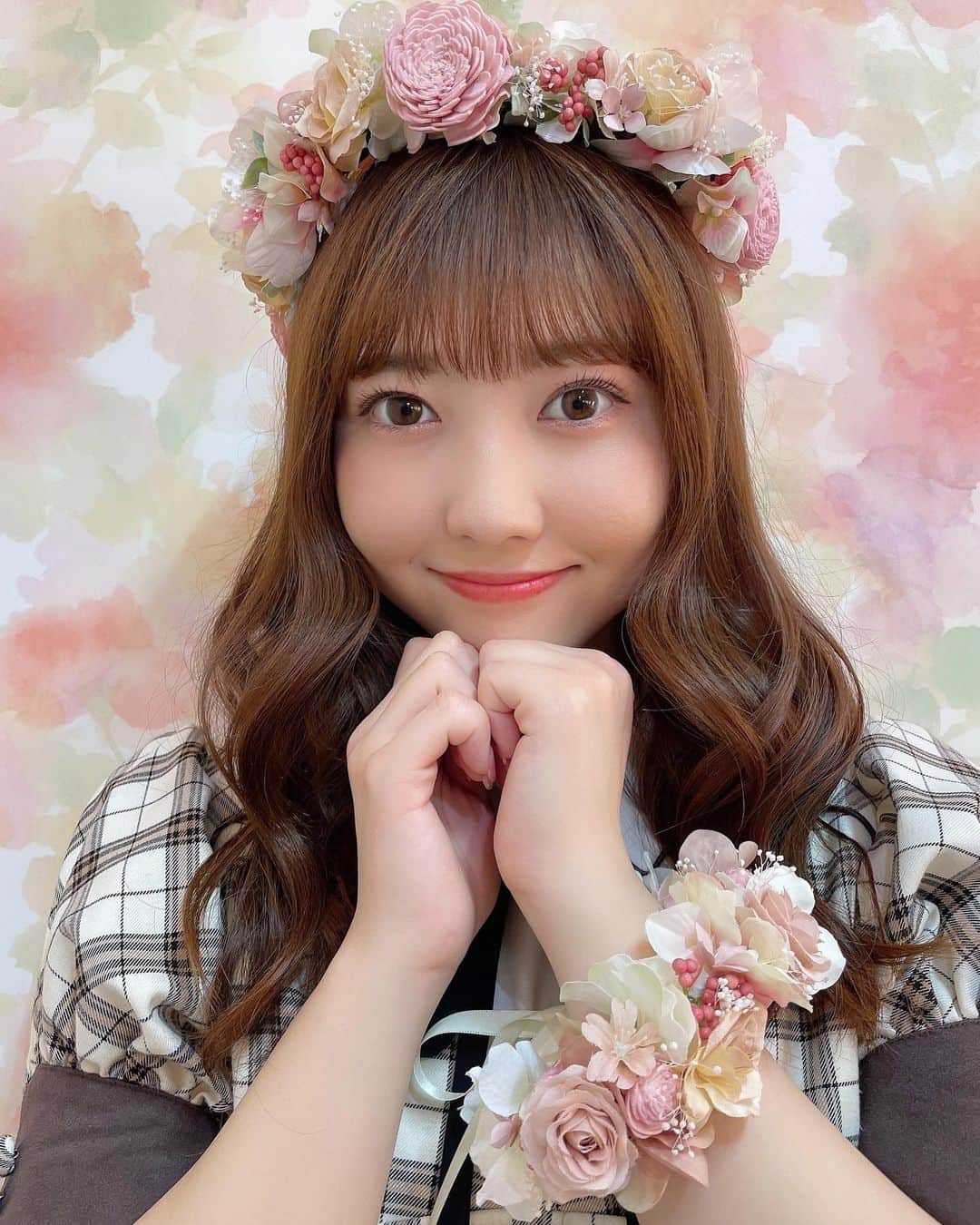 日下部愛菜のインスタグラム：「本日、19歳になりました🐇！  　　　　　　　　　　　　　　　　　　　　　　　　　 ファンの皆様、スタッフの皆様、メンバーのみんな、友達のみんな、私が思っていたよりもたくさんの方からおめでとうの言葉をいただいてとってもうれしいです😭✊🏻♡ 支えてくださる全ての方へ感謝の気持ちを忘れずに19歳も頑張っていきたいと思います。 　　　　　　　　　　　　　　　　　　　　　　　　 ファンの方々がプレゼントしてくださった花冠とリストブーケが素敵すぎる…こんな可愛いものを身につけさせていただいてとってもしあわせ！ありがとうございます💐」