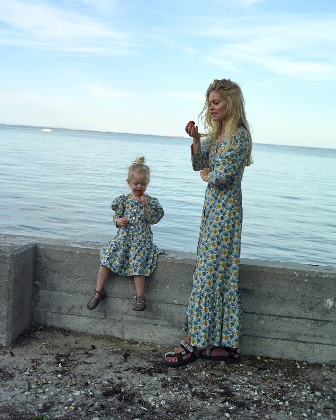 シー ニューヨークさんのインスタグラム写真 - (シー ニューヨークInstagram)「Lovely @heleneskytte with daughter Bjørk wearing matching Leslie dresses made of liberty fabric 💕⠀⠀⠀⠀⠀⠀⠀⠀⠀ #mommyandme #twinning」2月6日 21時39分 - seanewyork