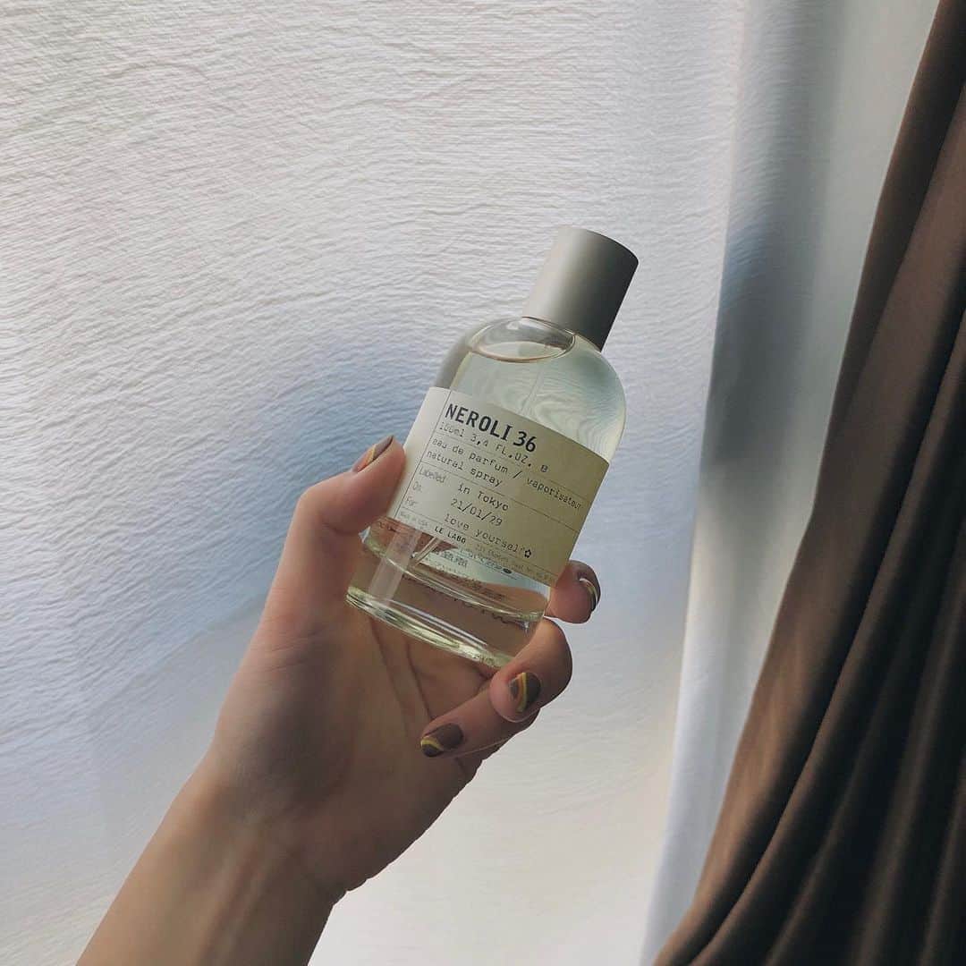YUMIKO TANAHASHIのインスタグラム：「いい匂いがするものを集めるのにハマっているのですが こちら、新たにお気に入りの香りに殿堂入りしました！  その日の気分で香りを変えれるって 素敵。  #lelabo  #NEROLI36 #香水」