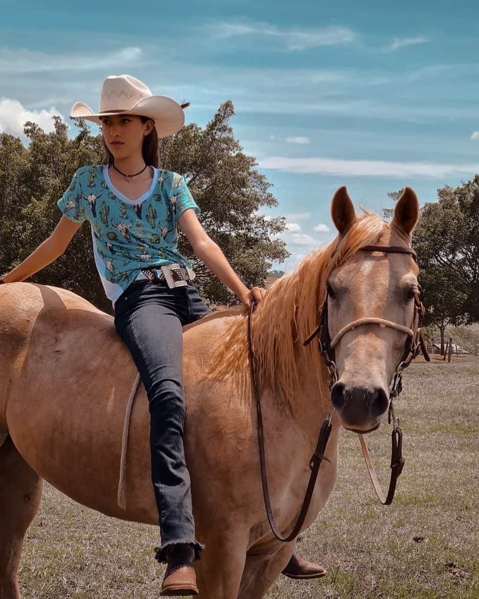 ベルナルジ・アニシオ・カルデイラ・ドゥアルテのインスタグラム：「Foto da nossa seguidora linda @_gabi_v_gomes_ 🤠💖 •adm: @marina.asc 📸 mande sua foto também • 𝑝𝑎𝑟𝑐𝑒𝑟𝑖𝑎𝑠 𝑚𝑎𝑟𝑐𝑎𝑑𝑎𝑠 𝑛𝑎 𝑓𝑜𝑡𝑜   . . . . . . .  #mundocountry #fotoscomcavalos #fotoscountry #cavalos #topcaipira #carimbaqueétop #aquiosistemaébruto #country #caipira #rodeio #vidanocampo🌱 #muladeiros#sertanejoraiz」