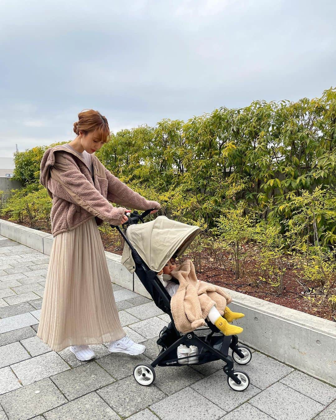 のインスタグラム：「ㅤㅤㅤ セカンドベビーカーは要らないなって ずっと思ってたけど 見事なコンパクトさに惹かれて購入！ とっても快適な使い心地◎ ㅤㅤㅤ 1ヶ月以上待ってやっと届いたよ🧸 B型持ったらA型使わなくなりそうで お父さんと買いに行った思入れのある 初代ベビーカーが可哀想って思ってたけど(何が笑) 意外とTPOに合わせて AB使い分けることになりそうだな🤔 ㅤㅤㅤ #女の子ママ#ママコーデ#B型ベビーカー#libelle#リベル」