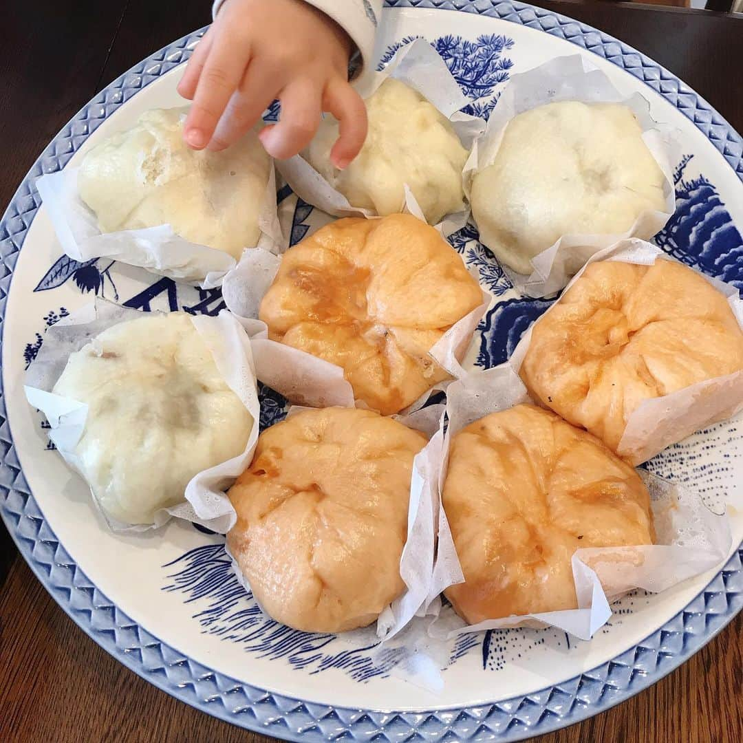 佐藤もも子さんのインスタグラム写真 - (佐藤もも子Instagram)「甥っ子ちゃんの2歳バースデー🍰🍼🍼  お祝いしたよ🥂💓  今回は子どもも食べれる中華がテーマ😊✨  メニュー🍽  🥟#肉まん 🍕#ピザまん 🥬#あんかけ焼きそば 🍲#サンラータンスープ 🦀#ワカメと春雨の酢の物 🥕#コールスロー  初めての手作り肉まん❣️ 楽しかった〜🥺✨  あんかけ焼きそばも実は初めてでした🌟 美味しくできた〜😍 辛くない中華料理のレパートリー増えてうれしい❣️😊  #お祝い　#お誕生日　#2歳　#おめでとう　#かわいい　#男の子　#バースデー　#お誕生日会　#ホームパーティー　#料理　#趣味　#中華　#中華料理」2月6日 21時43分 - sato_momoco