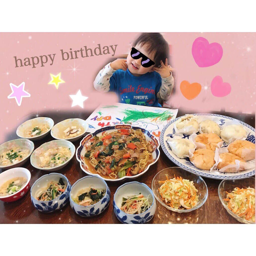 佐藤もも子さんのインスタグラム写真 - (佐藤もも子Instagram)「甥っ子ちゃんの2歳バースデー🍰🍼🍼  お祝いしたよ🥂💓  今回は子どもも食べれる中華がテーマ😊✨  メニュー🍽  🥟#肉まん 🍕#ピザまん 🥬#あんかけ焼きそば 🍲#サンラータンスープ 🦀#ワカメと春雨の酢の物 🥕#コールスロー  初めての手作り肉まん❣️ 楽しかった〜🥺✨  あんかけ焼きそばも実は初めてでした🌟 美味しくできた〜😍 辛くない中華料理のレパートリー増えてうれしい❣️😊  #お祝い　#お誕生日　#2歳　#おめでとう　#かわいい　#男の子　#バースデー　#お誕生日会　#ホームパーティー　#料理　#趣味　#中華　#中華料理」2月6日 21時43分 - sato_momoco