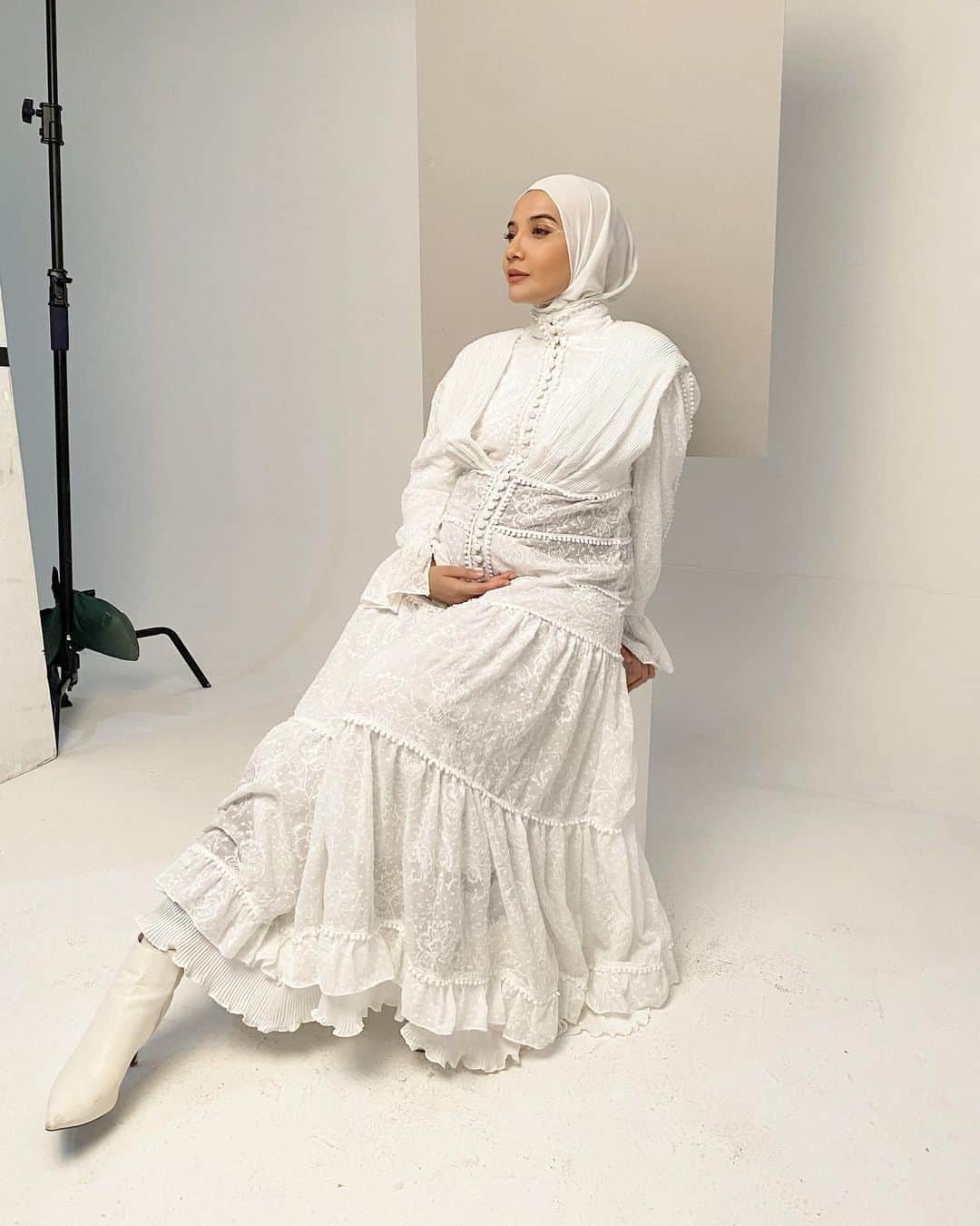 Zaskia Sungkarのインスタグラム：「Trimester 2 VS trimester 3 🐛 🤣  MasyaaAllah   Di Trimester 3 ini balik lagi kayak trimester 1 .. gak napsu ngapa2in .. boro2 dandan , dress up aja magerr hhe engap 🤣 pengennya dasteran plus minyak kayu putih」