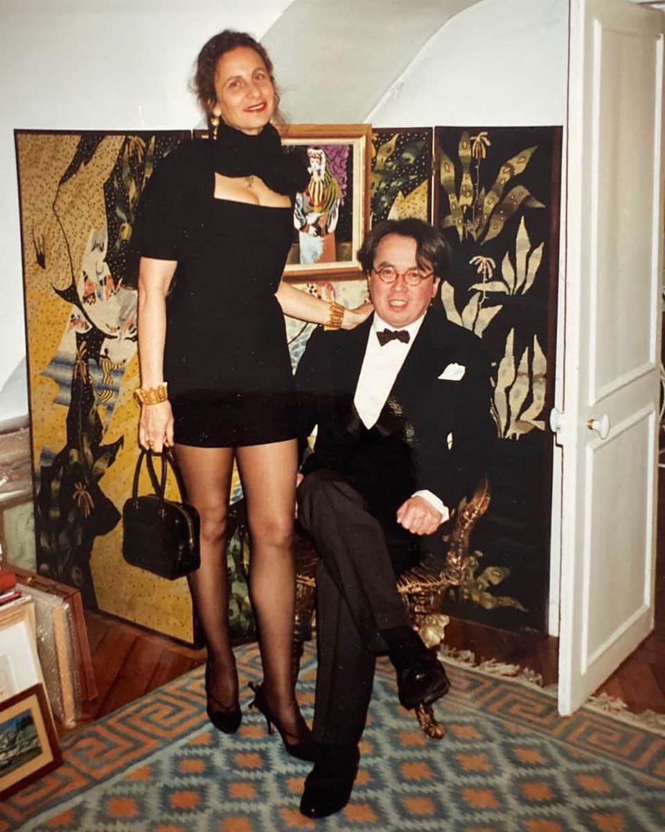 オランピアルタンのインスタグラム：「Happy Birthday Mum! 🎈🎂🎈 (at home with Dad in the 90s, wearing Hervé Leger ❤️). #plum #pierreletan」