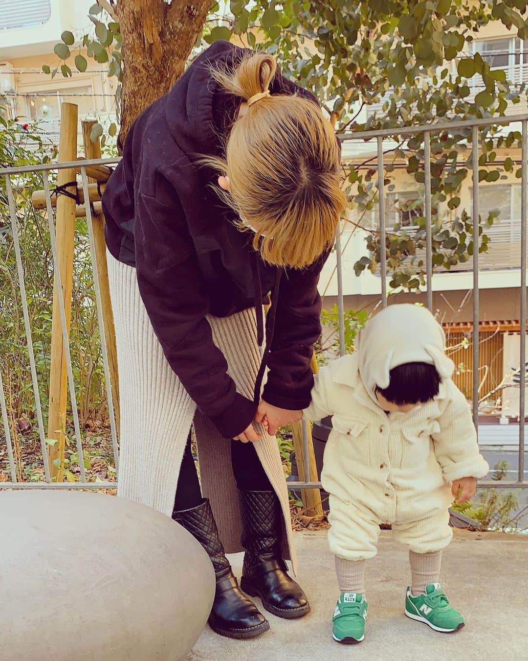 SHOCOのインスタグラム：「ついにスニーカーでお散歩できるように。出産祝いでいただいたニューバランス👟忍びスタイル#newbalance #ベビー服 #ベビーコーデ」