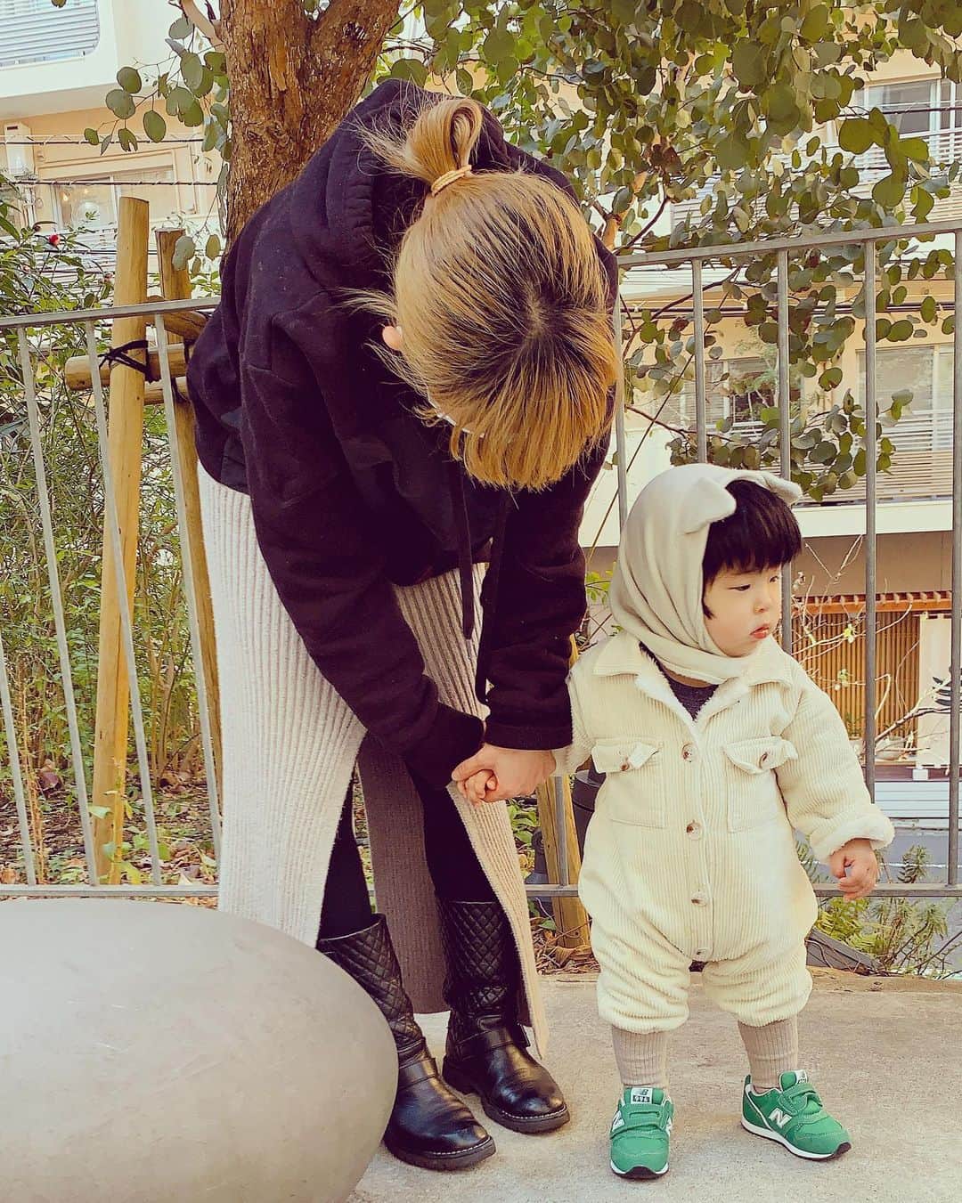 SHOCOさんのインスタグラム写真 - (SHOCOInstagram)「ついにスニーカーでお散歩できるように。出産祝いでいただいたニューバランス👟忍びスタイル#newbalance #ベビー服 #ベビーコーデ」2月6日 21時45分 - kozasho