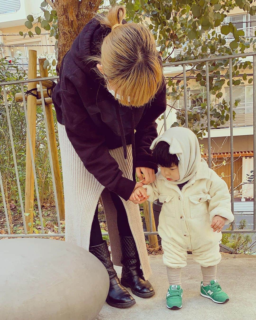 SHOCOさんのインスタグラム写真 - (SHOCOInstagram)「ついにスニーカーでお散歩できるように。出産祝いでいただいたニューバランス👟忍びスタイル#newbalance #ベビー服 #ベビーコーデ」2月6日 21時45分 - kozasho