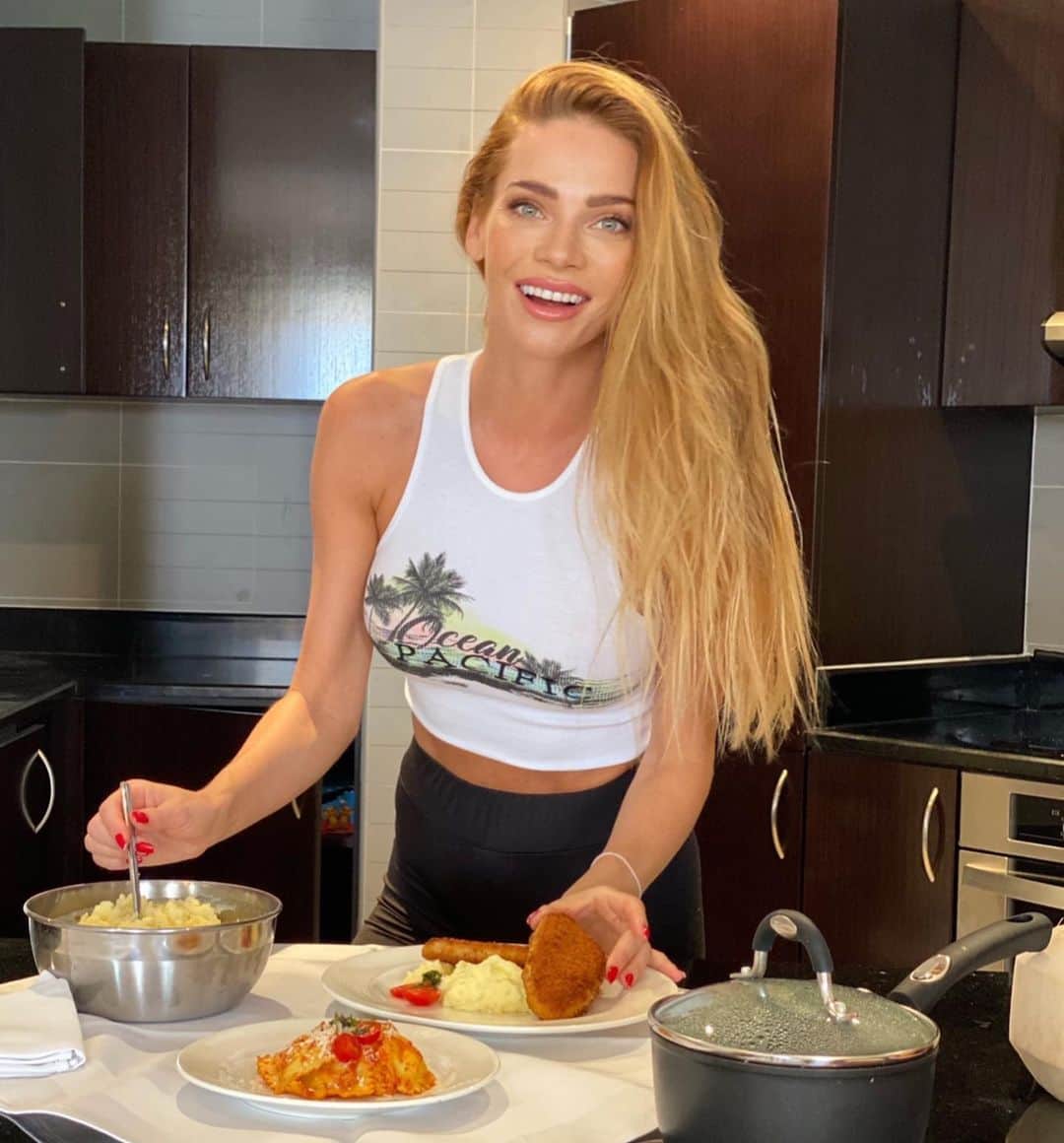 アンドレア・ヴェルソワのインスタグラム：「𝙰𝚗𝚍𝚛𝚎𝚊 𝚝𝚑𝚎 𝚌𝚑𝚎𝚏 🍽😘👌  Neviem ako Vy, ale ja už mám často kreatívne výpadky, čo ešte rodine navariť 🤷‍♀️ . Príde mi, že všetky zaujímavé nápady som už vyčerpala. Preto vždy ocením nejakú inšpiráciu a nový recept. ( Prosím napíšte váš obľúbený do komentára alebo dajte odkaz 😉☝️) . Každopádne nie je nad klasiku - taký rezeň s kašou to vždy istí, ale domáce ravioli s rajčinovou omáčkou a kuracím mäsom tiež potešia 🙌😍. Čo má vaša rodina najradšej?   #andreainkichen #cooktime #foodlover #andreathechef #newreceipt #domavkuchyni #andreafoodlover #homeiswhereyourheartis」