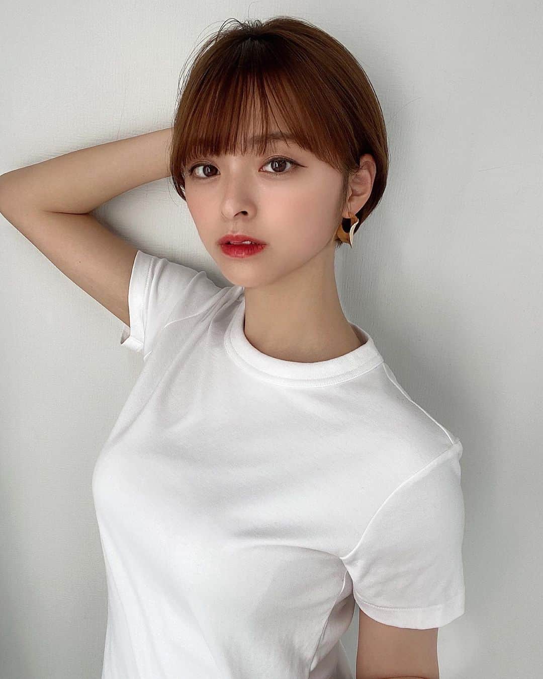 かおりのインスタグラム：「・ ・  ちょっと前に撮影で白Tきた👚  #白T #シンプル」