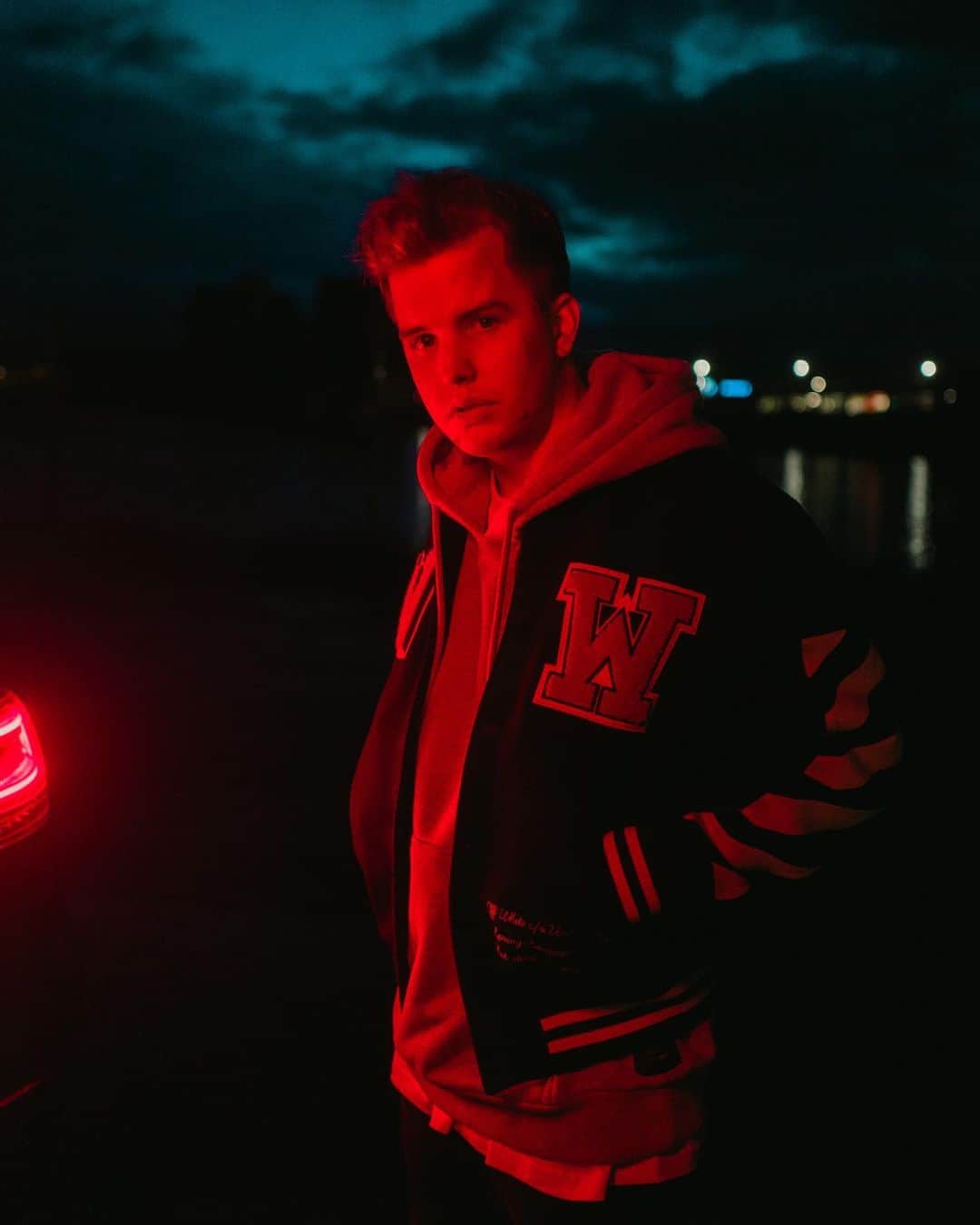 Kayefのインスタグラム：「Über 200.000 Streams für „2 Uhr Nachts“ am ersten Tag 🖤🤘🏼 Hammer! Schaffen wir die 1.000.000 in der ersten Woche? Das wär zu wild😅🔥 Danke für all euere Posts! Weiter so ✌🏻#kayef #2uhrnachts」