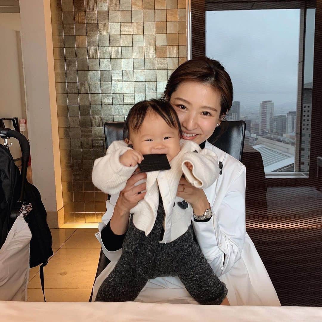 Hiromi Ｍaedaのインスタグラム：「いつかの🥂 ・ サプライズ苦手な👨🏻が がんばった日😂🎂 ・ 照れくさいけど やっぱりこうゆうの嬉しいものだな🙏 ・ ・ 家族写真を見返しながら 2人とも歳とったな〜👵🏻👴🏻としみじみ。 ・ #家族#結婚記念日#7歳#0歳児#2人育児」
