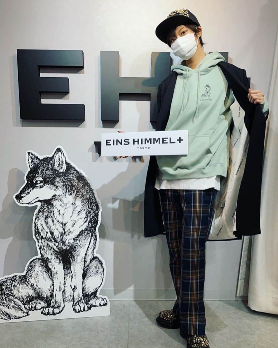 のインスタグラム：「🐺🌪 EINS HIMMEL(@eins_himmel)にお邪魔して来ました〜🤗  KERAの撮影で着させていただいてからずっと気になっていたブランドさん。 ユニセックスで性別問わず着れて、なによりも生地が良い。ずっと着れる。 パーカーもフード大きくて可愛いし、ジャケットもユニセックスなので性別問わず。尻が隠れる丈とても好き👍🏻  実は福袋を購入してパーカーやシャツ達をGETしたので、いつかそれらもお披露目したい。 そして次はセットアップを狙っています😎✨  #einshimmel #ユニセックス  #パーカー」