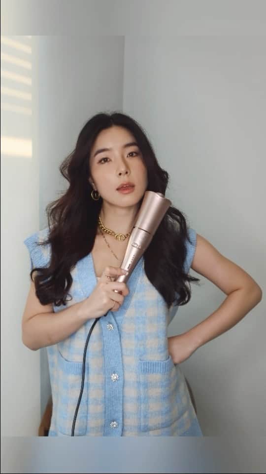 GYEON SEOのインスタグラム：「LESASHA AUTO TWIST HAIR CURLER . เครื่องม้วนผมอัตโนมัติที่ทุกคนต้องมี!!  ไอเท็มใหม่จากเลอซาช่า #ม้วนลอนง่ายไม่ทำร้ายผม มีเทคโนโลยีถนอมเส้นผมด้วยแกนเคลือบทัวร์มาลีนและอาร์แกนออยล์ ปกป้องเส้นผมจากความร้อน ที่สำคัญแกนลื่นผมไม่พันกัน ทำง่ายแค่ไหนมาดูกัน . #LESASHA #MyLESASHA #LESASHAcaresyourhair #ง่ายๆคุณทำได้ #AutoTwistHairCurler #Newitem #WFH @MyLESASHA」