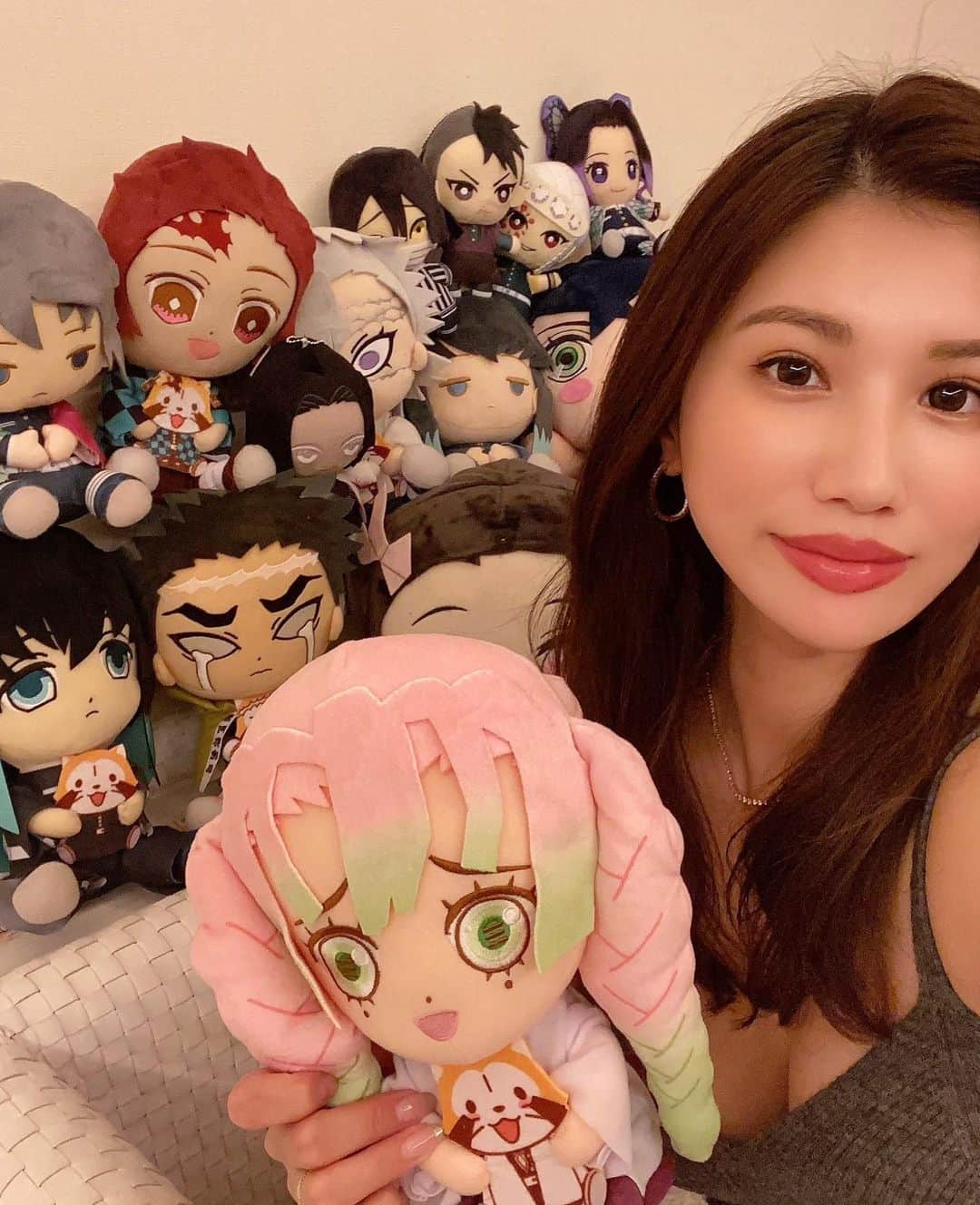 のインスタグラム：「全部UFOキャッチャー✌️気付いたらだいぶ集まってた💙こんなにアニメにはまったのは初めて😂✨ みんなどのキャラが好きーー？！#鬼滅の刃#鬼滅ぬいぐるみ」