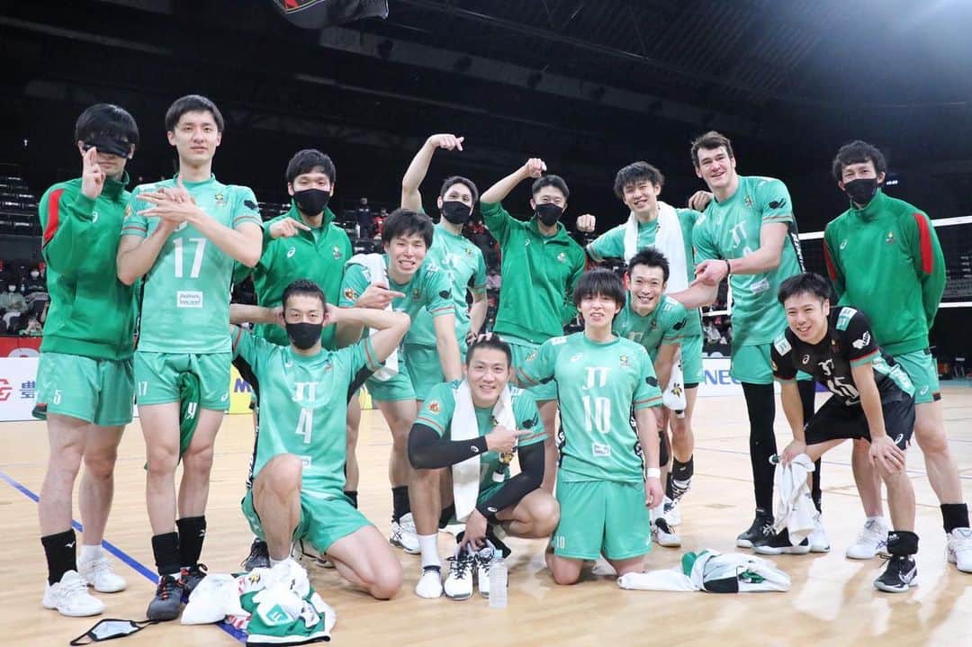のインスタグラム：「… vs WOLFDOGS 3-2 WIN !!! チームで掴んだ勝利です☺️  #0206 #10勝目 #JTサンダーズ広島」