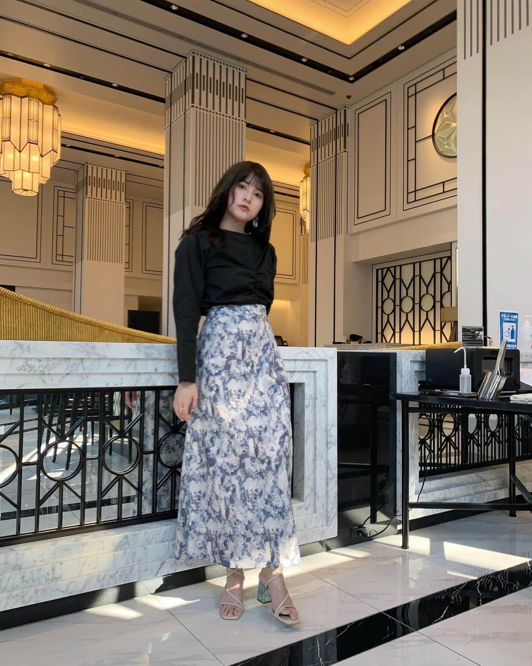 えなちぃのインスタグラム：「このアンニュイスカート、 意外と着回しが効くから好き😍 シンプルなトップスを着てる時に 合わせると、一気におしゃれ度アップするから、良きなのよ🥰」