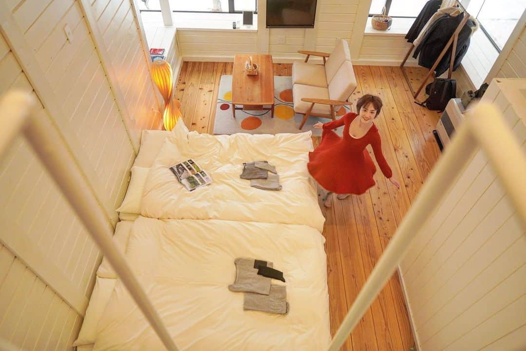 渡辺由布子さんのインスタグラム写真 - (渡辺由布子Instagram)「🏠  暮らすように滞在する、 一室だけの離れ「蔵ツイン」でワーケーション。  窓の向こうにどっさり積もった雪景色が広がり、 朝は太陽の光が明るく差し込む。 ハシゴを登ればロフトがあり、 まるで別荘に来たような居心地の良さ♡  ▶︎ @yolo.style_japan  築150年の古民家で体感する絶景雪見露天風呂と雪国ガストロノミー【里山十帖】  💻 https://yolo.style/yolo/article/615350/  #新潟旅行  #雪国  #古民家  #絶景宿 #温泉宿  #温泉旅行  #ワーケーション  #オーガニック  #地産地消  #クレンズ #エイ出版社 #yolo  #TravelWriter #staycation  #workation  #discoverjapan  #japantrip  📍 @satoyamajujo (#里山十帖 ) #MinamiUonuma (#南魚沼 ) #Niigata (#新潟 ) #🇯🇵」2月6日 21時50分 - watanabe_yuko