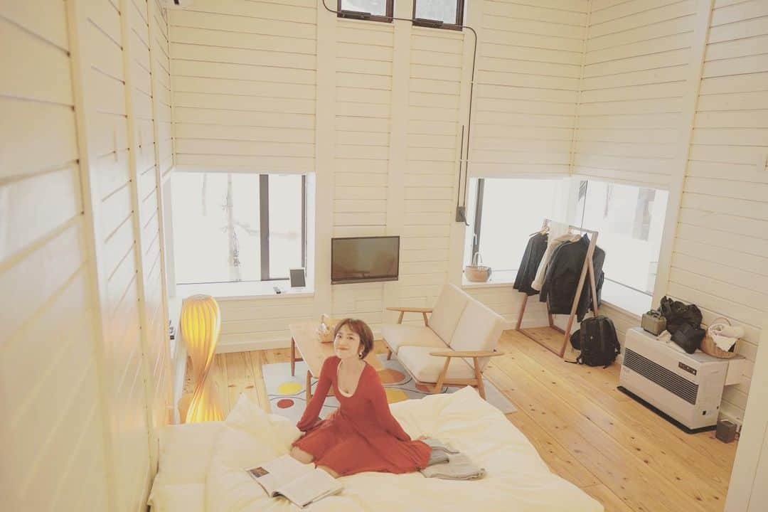 渡辺由布子さんのインスタグラム写真 - (渡辺由布子Instagram)「🏠  暮らすように滞在する、 一室だけの離れ「蔵ツイン」でワーケーション。  窓の向こうにどっさり積もった雪景色が広がり、 朝は太陽の光が明るく差し込む。 ハシゴを登ればロフトがあり、 まるで別荘に来たような居心地の良さ♡  ▶︎ @yolo.style_japan  築150年の古民家で体感する絶景雪見露天風呂と雪国ガストロノミー【里山十帖】  💻 https://yolo.style/yolo/article/615350/  #新潟旅行  #雪国  #古民家  #絶景宿 #温泉宿  #温泉旅行  #ワーケーション  #オーガニック  #地産地消  #クレンズ #エイ出版社 #yolo  #TravelWriter #staycation  #workation  #discoverjapan  #japantrip  📍 @satoyamajujo (#里山十帖 ) #MinamiUonuma (#南魚沼 ) #Niigata (#新潟 ) #🇯🇵」2月6日 21時50分 - watanabe_yuko