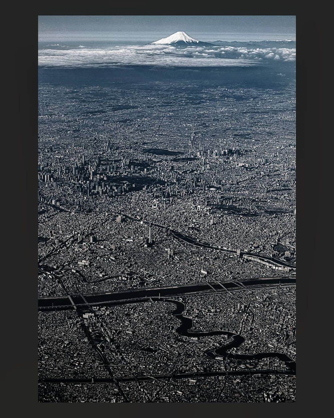 Berlin Tokyoさんのインスタグラム写真 - (Berlin TokyoInstagram)「Capturing a sweeping view of the Tokyo cityscape in one picture. . . Tokyo Metropolis is the capital and most populous prefecture of Japan. In 2019, the prefecture had an estimated population of 14 million. The Greater Tokyo Area is the most populous metropolitan area in the world, with more than 37 million residents as of 2020. . . . #Hellofrom #tokyo #japan」2月6日 21時59分 - tokio_kid
