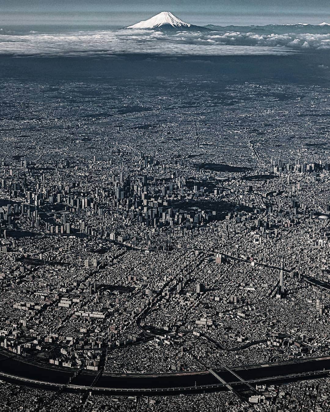 のインスタグラム：「Capturing a sweeping view of the Tokyo cityscape in one picture. . . Tokyo Metropolis is the capital and most populous prefecture of Japan. In 2019, the prefecture had an estimated population of 14 million. The Greater Tokyo Area is the most populous metropolitan area in the world, with more than 37 million residents as of 2020. . . . #Hellofrom #tokyo #japan」