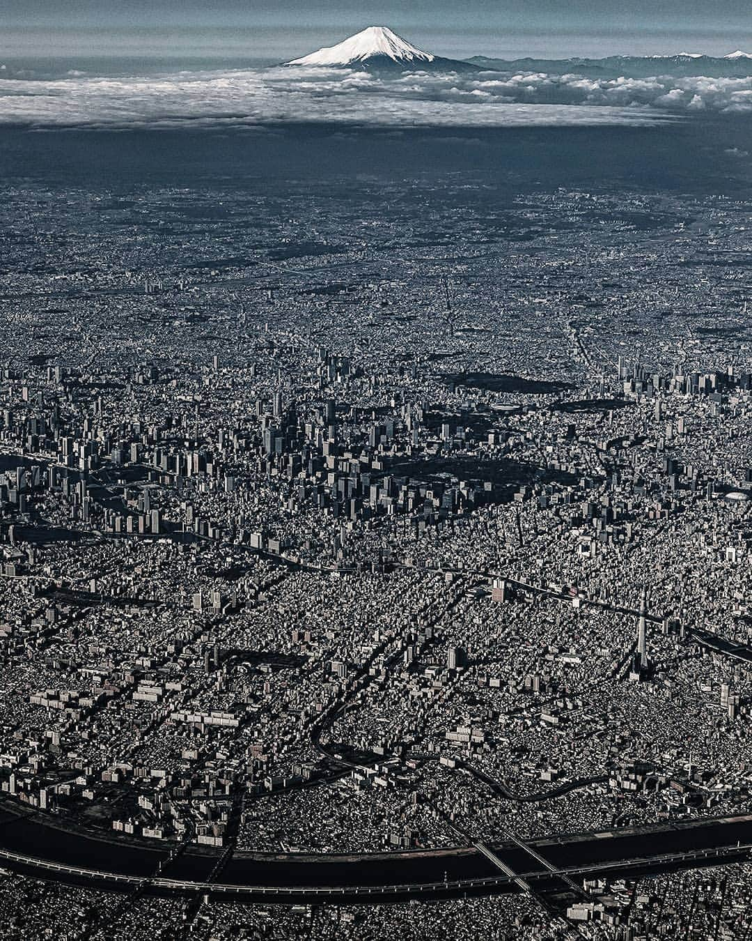 Berlin Tokyoのインスタグラム：「Capturing a sweeping view of the Tokyo cityscape in one picture. . . Tokyo Metropolis is the capital and most populous prefecture of Japan. In 2019, the prefecture had an estimated population of 14 million. The Greater Tokyo Area is the most populous metropolitan area in the world, with more than 37 million residents as of 2020. . . . #Hellofrom #tokyo #japan」