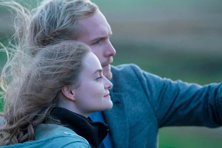VOGUE GIRL JAPANのインスタグラム：「公開中の映画『わたしの叔父さん』は、2019年東京国際映画祭コンペティション部門で、東京グランプリ（最高賞）を受賞した話題作🎬 デンマークの農村を舞台に、毎日を粛々と過ごす叔父と姪の生活を温かく描く🐄🌿 叔父と姪を、リアルな叔父&姪関係にあるふたりが演じているところにも注目！観たら心がジンと熱くなるはず💓  『わたしの叔父さん』 2021年1月29日（金）より全国公開 https://www.magichour.co.jp/ojisan/ 配給：マジックアワー ©️ 2019 88miles  #movie #わたしの叔父さん #voguegirl」