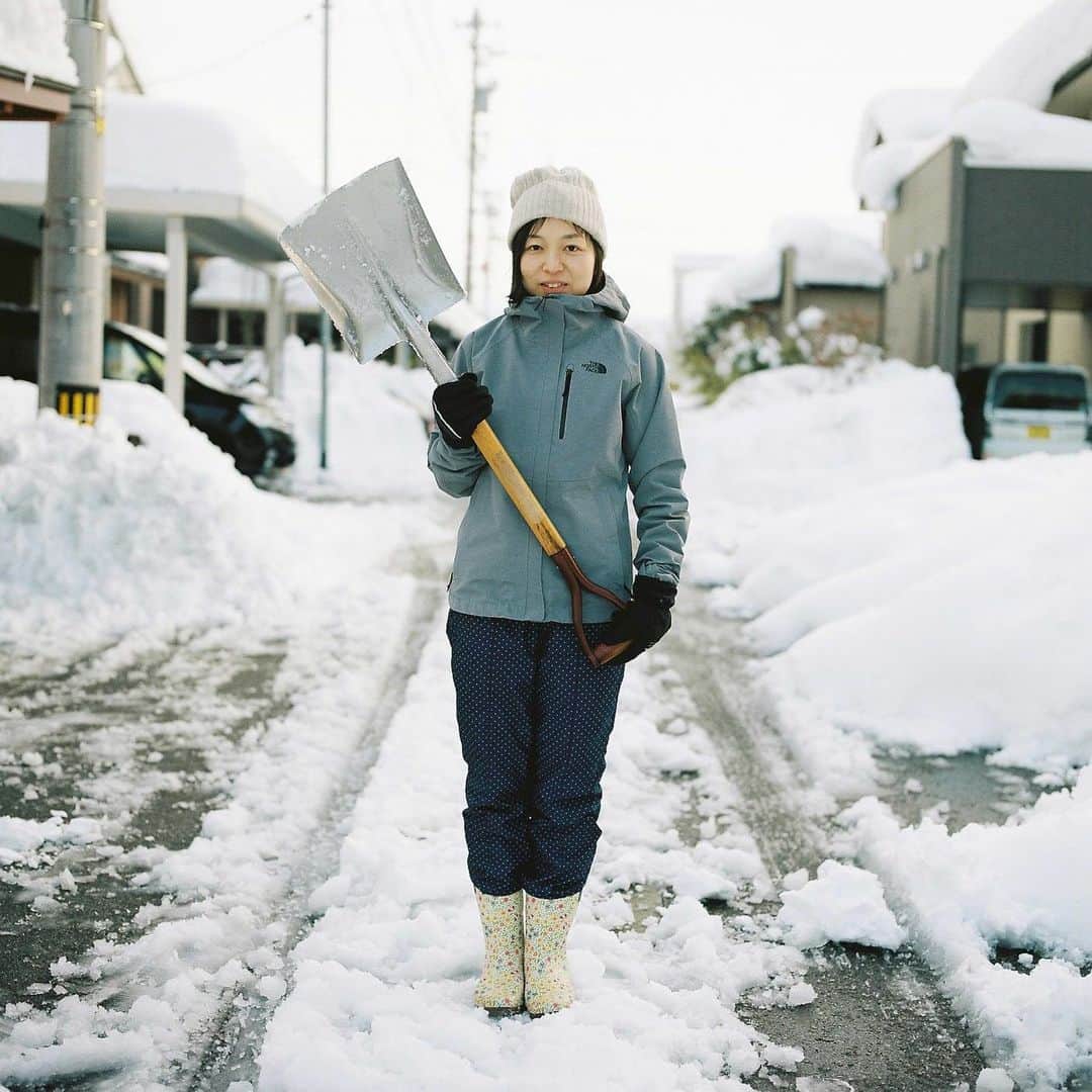 のインスタグラム：「雪かきウーマン👩🏻⛏❄️ ・  #hasselblad #film #filmphoto #filmphotography #filmcamera #instagramjapan #instagram #ハッセルブラッド#tokyocameraclub #igersjp #Pics_Film_ #shotonfilm #kodak #kodakportra400 #kodakfilm #lifewithkodak #kodakprofessional #madewithkodak  #inspiredwithhasselblad」