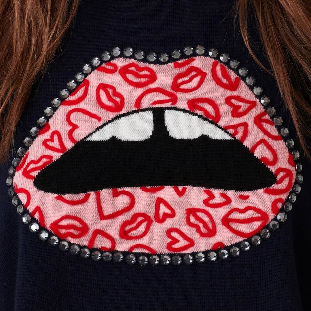 マーカスルプファーのインスタグラム：「This iconic lip motif, featuring a felted heart-lip design, is hand-finished using a needle punch technique. It deserves a close up! 😍  #MarkusLupfer #MarkusLupferPS21 #knitwear」