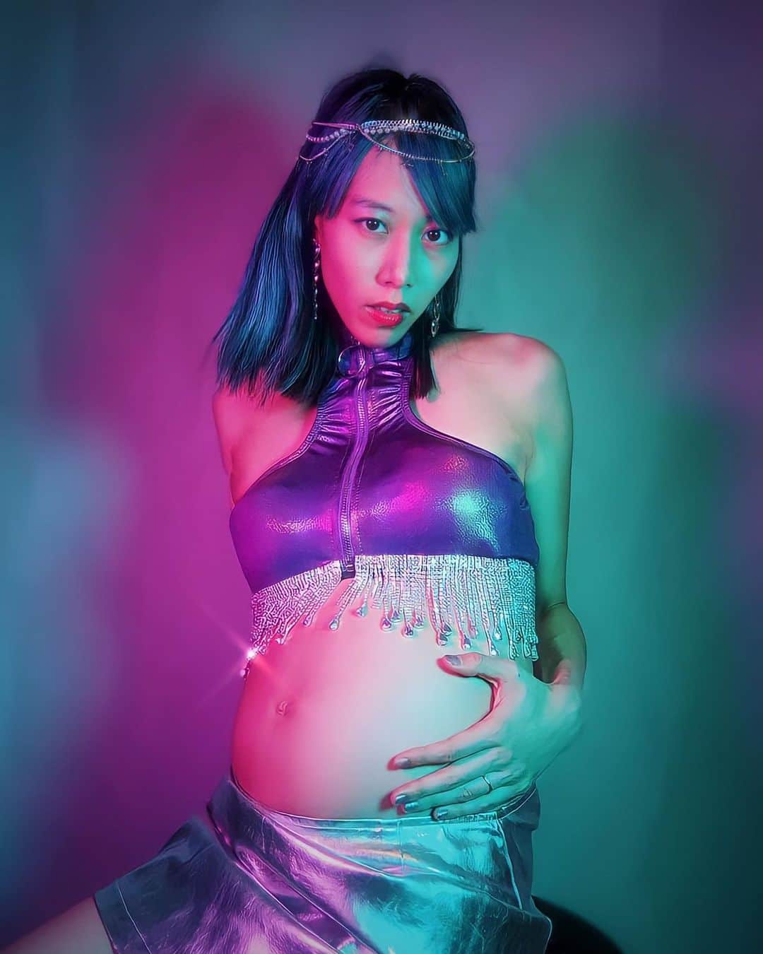 草野絵美のインスタグラム：「【ご報告 / announcement 】  I'll be a mom of two boys in a month!🤰   2人目の男子を妊娠しました。来月末に帝王切開で出産予定です✨あと1か月で私も二児のマンマや…！  お腹張りすぎ&コロナ感染リスクもあり、フォトグラファーさんとの撮影をキャンセルし、病院に行く5分前に寝室で #pixel5 でマタニティフォトを撮影しました🥺笑  #matanityphoto #マタニティフォト」