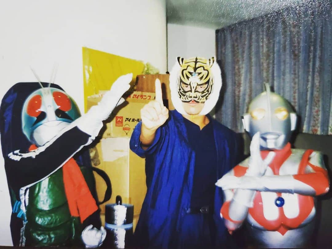 金本浩二のインスタグラム：「小ｯちゃいウルトラマンと、小ｯちゃい仮面ライダーと撮影❗ もう何十年前やろ⁉️」