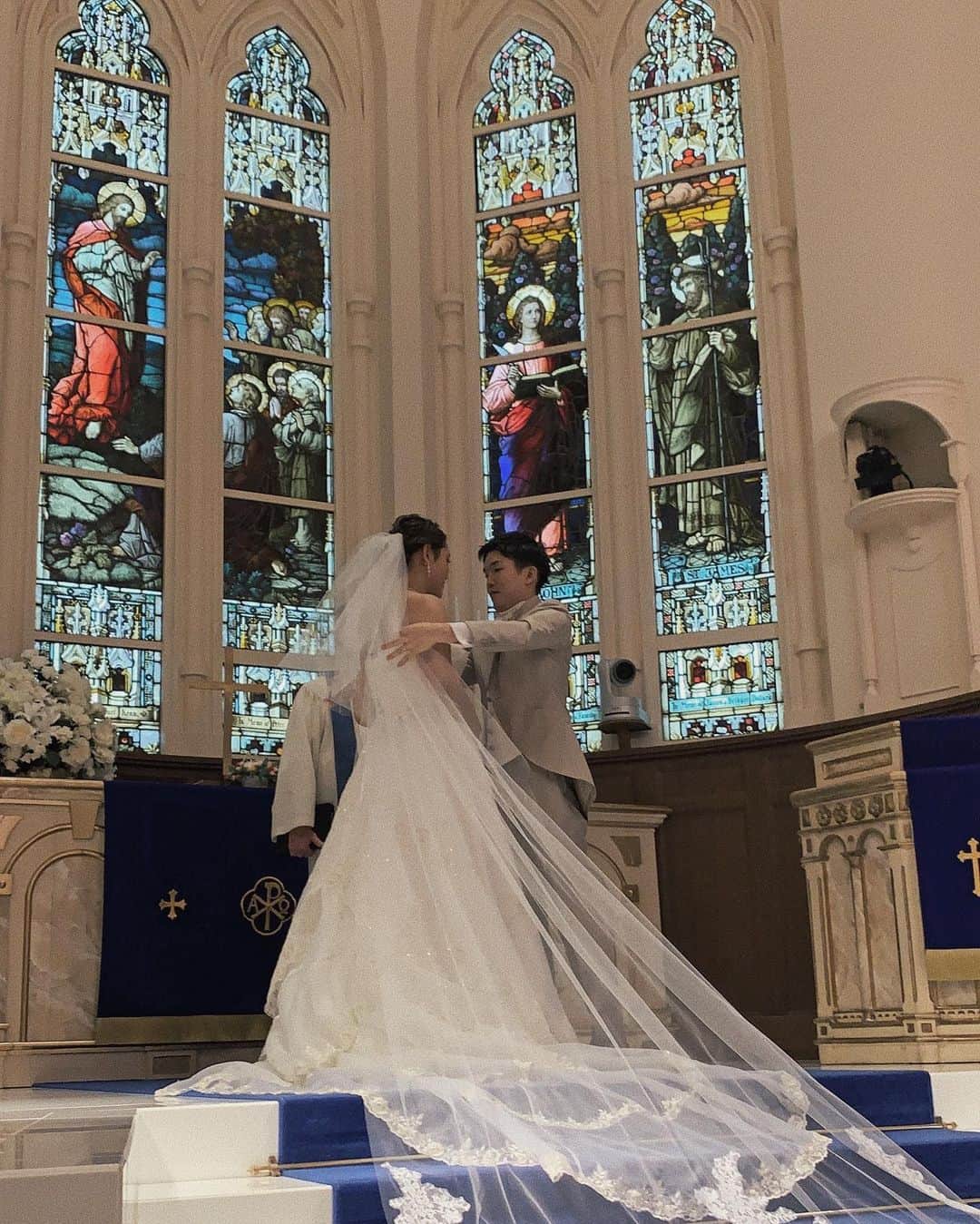 小屋春菜のインスタグラム：「姉の結婚式💐 ギリギリまで延期をするかどうか悩んで少人数で決行した結婚式でした。 新郎新婦、周りの方の愛で溢れた結婚式は本当に素敵で、温かみのある式でした。　お姉ちゃん、りょうへい、心からおめでとう🎊　これからも喧嘩をしつつもラブラブな2人でいてね😌🥲💝  娘はリングガールという大役。 1人で入場をしてバージンロードをトコトコ歩いたけど、途中で不安になって振り返ってしまいました。 でもまたしっかりとまえを向いて当日のリハーサルで初めましてだった牧師さんに片手で雑ながらもしっかりリングピローを渡してくれました。母としては　はじめてのおつかい　を見ていたような気持ちで、私の元へ戻ってきた時はギューーーっと抱きしめ、愛が止まらなかった🥺成長したなぁ🥺  #wedding」